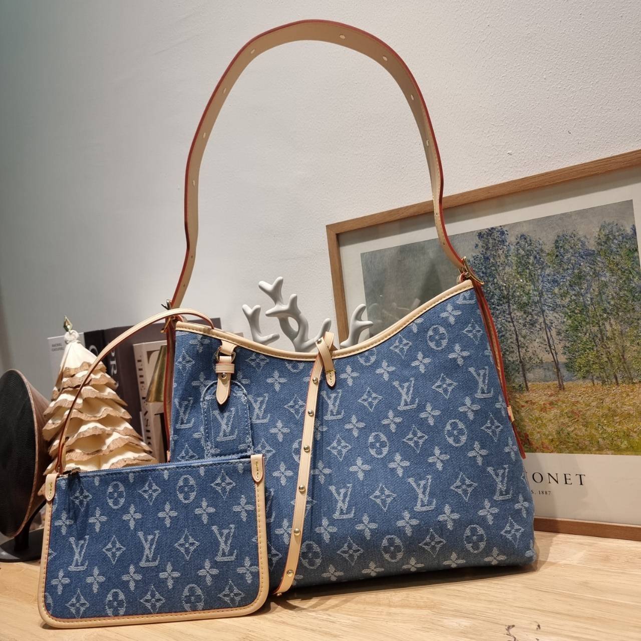 LV Monogram Denim Carry /LV CARRYALL DENIM BAG ใหม่ล่าสุด สไตล์เดนิมสุดชิค รุ่นลิมิเต็ดที่สาวๆตามหา กระเป๋าสะพายไหล่ทรงสวย ดีไซน์เรียบง่ายคลาสสิค หรู ดูผู้ดี รูปทรงใช้งานง่าย มาพร้อมใบลูก ไว้เก็บของจุกจิก