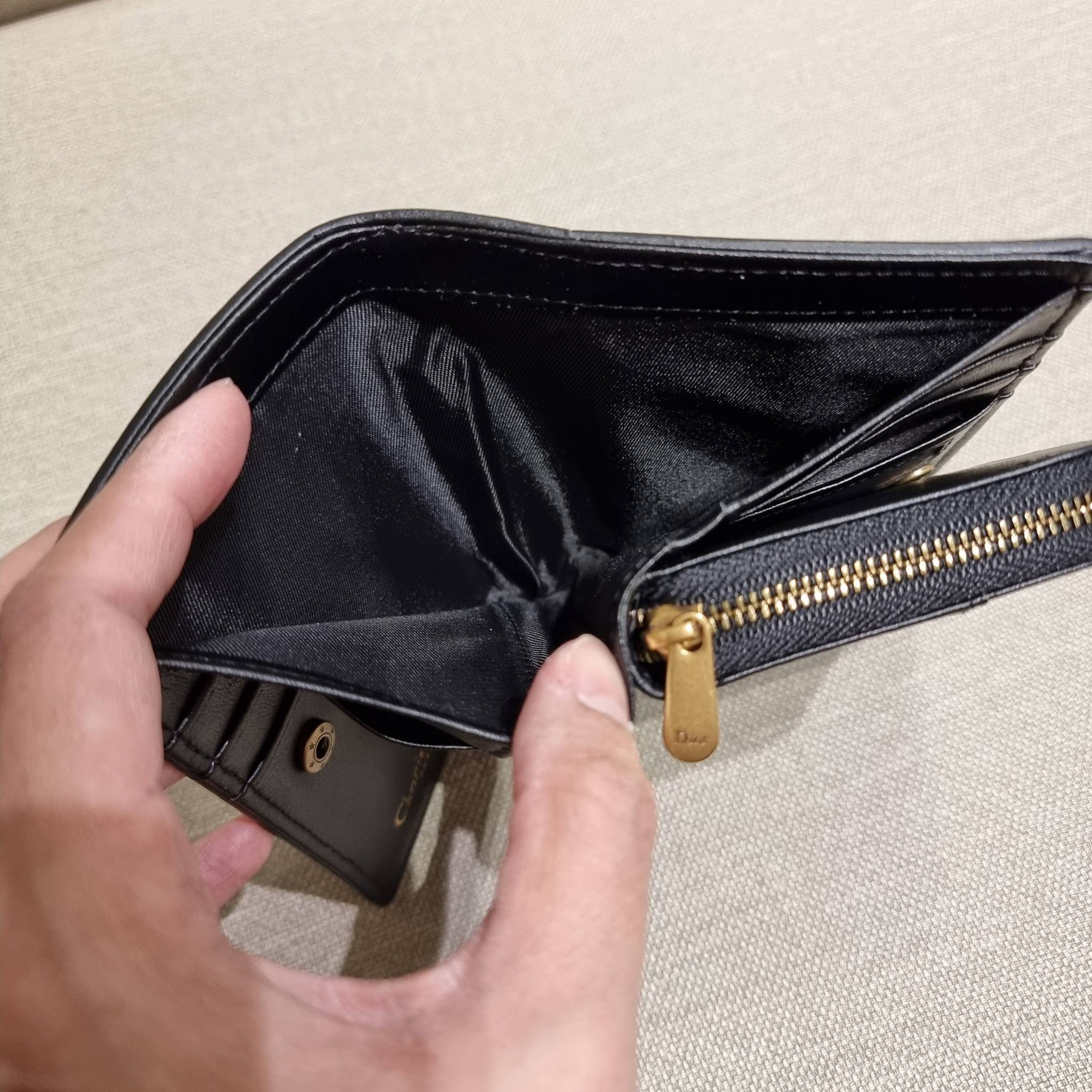 VIP 】CD MULTI WALLET WITH GWP กระเป๋าสตางค์ขนาดเหมาะมือ พรีเมี่ยมกิ๊ฟจากเคาน์เตอร์ ดีไซน์แปลกใหม่ ไม่ซ้ำใคร สลับเปิดได้ 2 ฝั่ง ตรงกลางเป็นช่องซิป วัสดุผ้าแคนวาสปักลาย สลับหนังแท้ภายใน ภายในมีช่องใส่บัตร ใส่ธนบัตรได้ สะดวกใช้มากๆ มาพร้อม box set ในราคาที่ถ