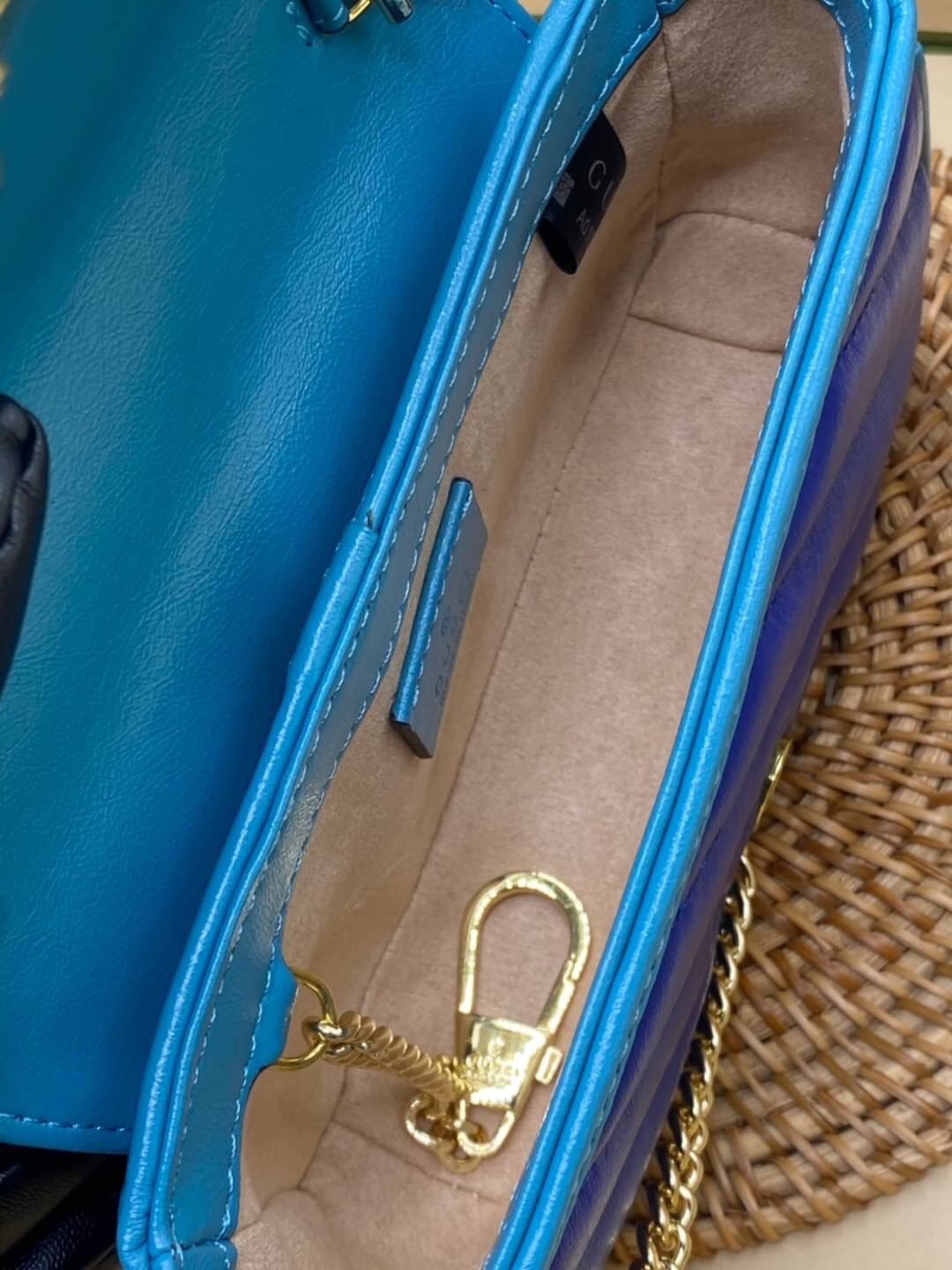 หนังแท้ VIP GIFT 】GUCCI GG Marmont super bag [mini & small] กระเป๋าสะพายข้าง โทนสีสดใสเล่นสีทูโทนตัดกันอย่างลงตัว เฟี๊ยดมากค่ะ ไซส์กะทัดรัด พกพาง่าย น้ำหนักเบา ดีไซน์สวย ภายในโล่งกว้าง มาพร้อมสายสะพายโซ่อะไหล่ทองในตัว ปรับใช้ได้ทั้งแบบสะพายเดี่ยว และสะพาย