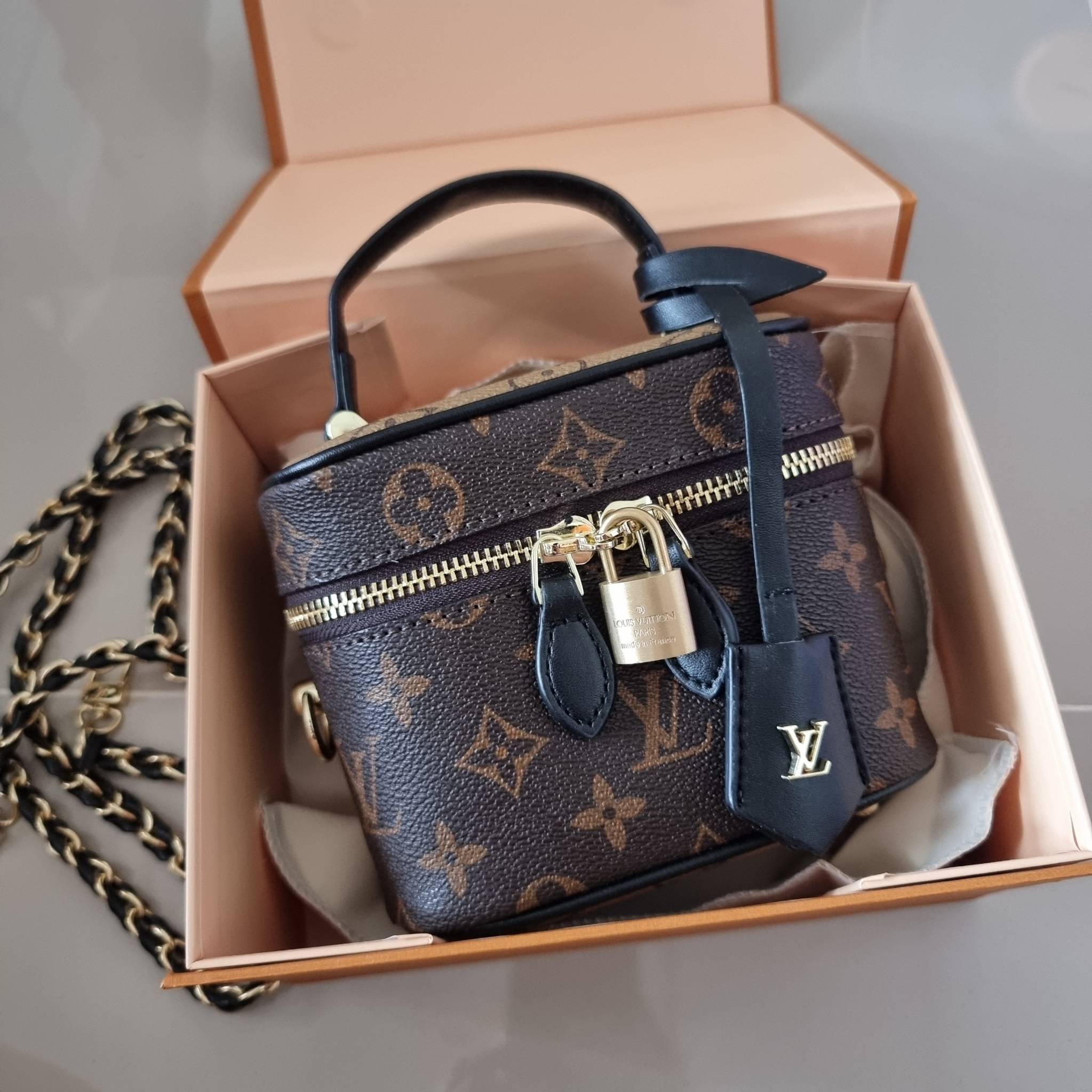 LV Vanity PM / Lv reverse monogram vanity bag กระเป๋าถือ/สะพาย สวยอยู่ทรง มาพร้อม box set สุดหรู adapt ใช้เป็นกระเป๋าเก็บเครื่องสำอางค์ ถือเชิดๆ หรือสะพายเลิศๆ ไปเที่ยว ไปไหนๆก็ดูแพง!! สวยจริงจัง!!