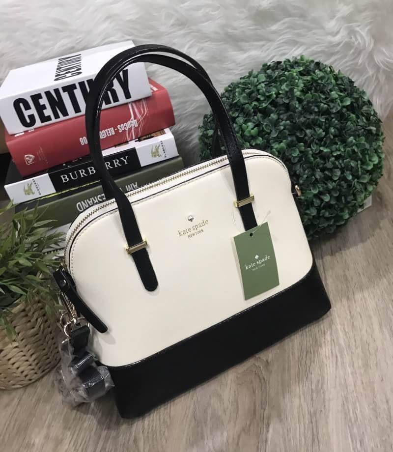 Kate Spade New York Cedar Street Maise CrossBody Bag กระเป๋าถือหรือสะพาย หนังลาย Saffiano สีทูโทนดำขาว สวยอยู่ทรงอด้านหน้าประดับ logo brand เปิดปิดด้วยซิป ภายในมีช่องซิป และช่องเล็ก ใส่กระเป๋าสตางค์ใบยาว ของใช้ ได้เยอะ มีหมุดรองฐานกันรอยสี่มุม มาพร้อมสายส