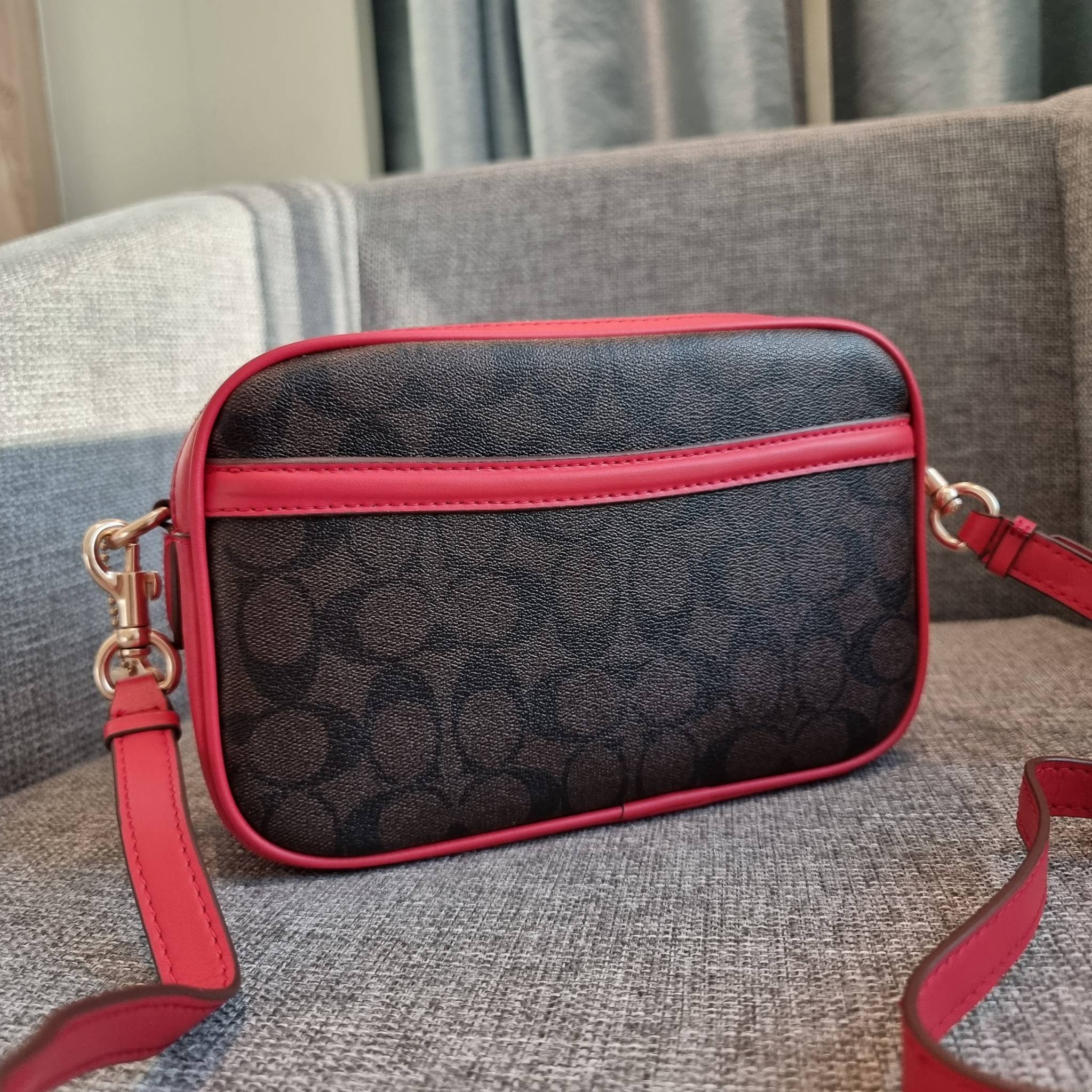 OUTLET 】COACH F68168 JES CROSSBODY IN SIGNATURE CANVAS รุ่นยอดฮิต!! กระเป๋าสะพายข้าง รุ่น 2 ซิป ใบใหญ่จุใจ สีคลาสสิคขายดี!! วัสดุหนังแคนวาสเคลือบลาย เปิด-ปิดด้วยซิป 2 ช่องหลัก ใช้งานง่าย ทรงสวยมากๆรุ่นนี้ มาพร้อมสายสะพาย crossbody ปรับได้ตามตัว ภายในใส่ขอ