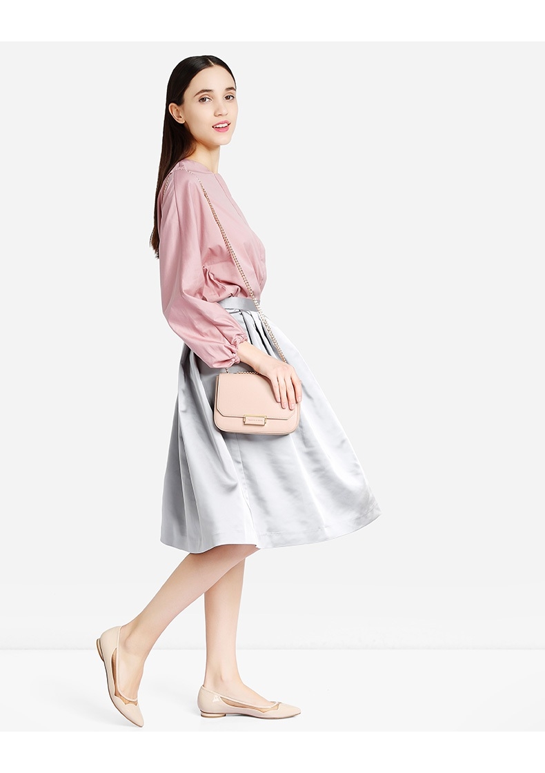 CHARLES & KEITH PUSH-LOCK CHAIN BAG กระสะพายใบเก๋ วัสดุหนังปั๊มลายคาร์เวียร์ เปิดปิดด้วยตัวล็อกที่ด้านหน้า ด้านในมีช่องซิป ช่องใส่บัตร สามารถใส่ iphone 7 plus ได้ รุ่นนี้จะสะพายแบบสายคู่/สายเดี่ยวก็ได้นะคะ สวยครบเครื่องเลยค่ะ