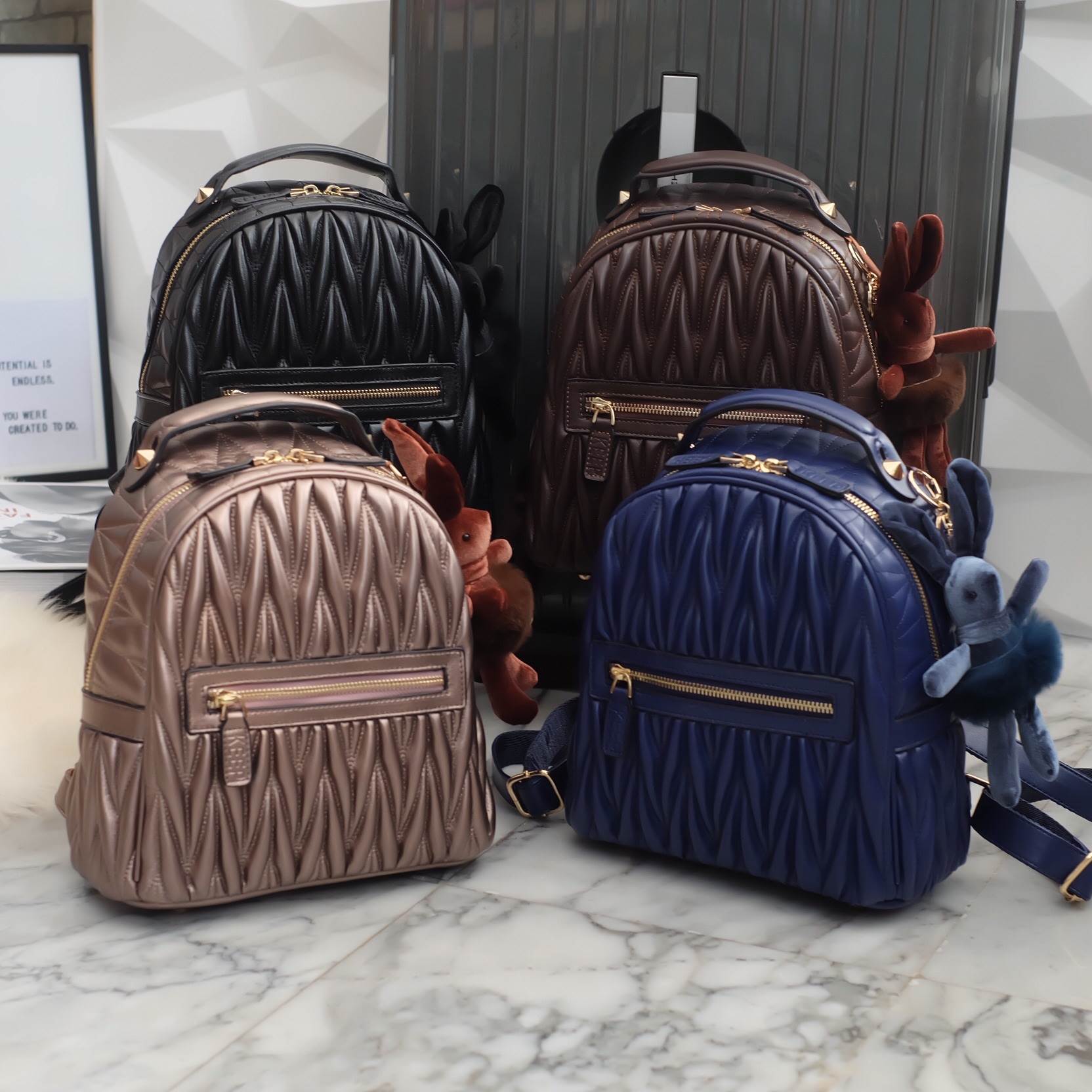 KEEP ' Paris ' backpack 🎒👟 เป้ หนังแกะแท้ ระดับตำนาน ที่ครองใจสาวๆ เป็นอันดับหนึ่ง งานดี งานคุ้ม ต้องใบนี้เลย =>> กระเป๋า หนังแกะแท้เนื้อดี งาน handmade เย็บแบบฝีมือต่อฝีมือ เพิ่อให้ได้ใบนี้ =>> ตัวกระเป๋าน้ำหนักเบา ด