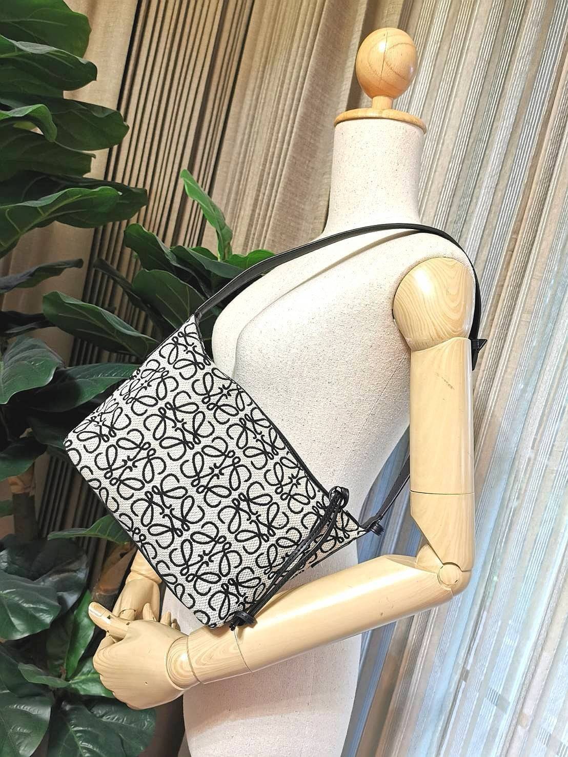 LOEWE ANAGRAM SHOULDER BAG VIP GIFT WITH PURCHASE (GWP) กระเป๋าถือหรือสะพายพรีเมี่ยมกิ๊ฟ Limited จาก LOEWE PERFUME DUTYFREE ไอเท็มแนะนำ! ภาพถ่ายสินค้าจริง สวยตรงปกไม่จกตา! ดีไซน์คงเอกลักษณ์วัสดุ Anagram Canvas Jacquard Fabric ผสมผสานกับหนังแท้ Calfskin ลง