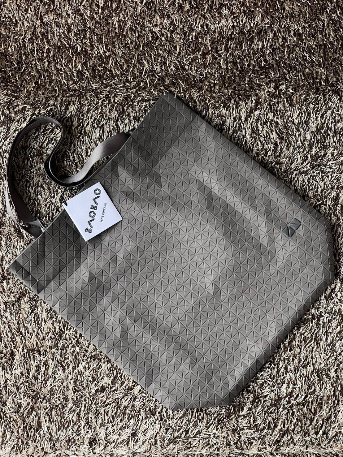 ORI 🥂 Baobao Issey Miyake Cart geometric tote bag / Miyake Cart Tote Bag รูปทรงที่สร้างขึ้นโดยบังเอิญ' เสื้อผ้าที่มีโครงสร้างและได้รับการออกแบบทางวิศวกรรมอันเป็นเอกลักษณ์ของแบรนด์ ส่งต่อไปยังเครื่องประดับที่น่าประทับใจและไร้กาลเวลาเหล่านี้ กร