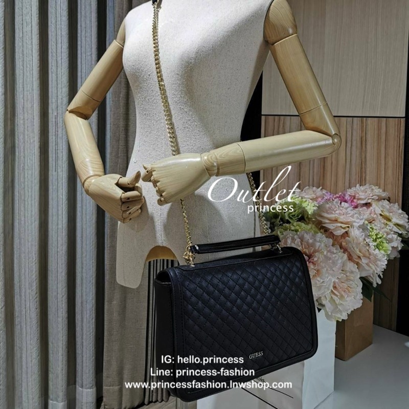 GUESS CROSSBODY BAG กระเป๋าสะพายรุ่นใหม่ล่าสุดทรงเหลี่ยมหนังสวยเดินเส้นลายตารางอยู่ทรงด้านหน้าประดับโลโก้ GUESS อะไหล่ทอง เปิดปิดด้วยฝาปิดกระดุมแม่เหล็ก ภายในมีฌลโก้และช่องซิป กว้างและจุใส่กระเป๋าสตางค์ใบยาว ของจุกจิกได้เยอะ สายสะพายโซ่ตมีที่รองบ่าจะเลื่อ