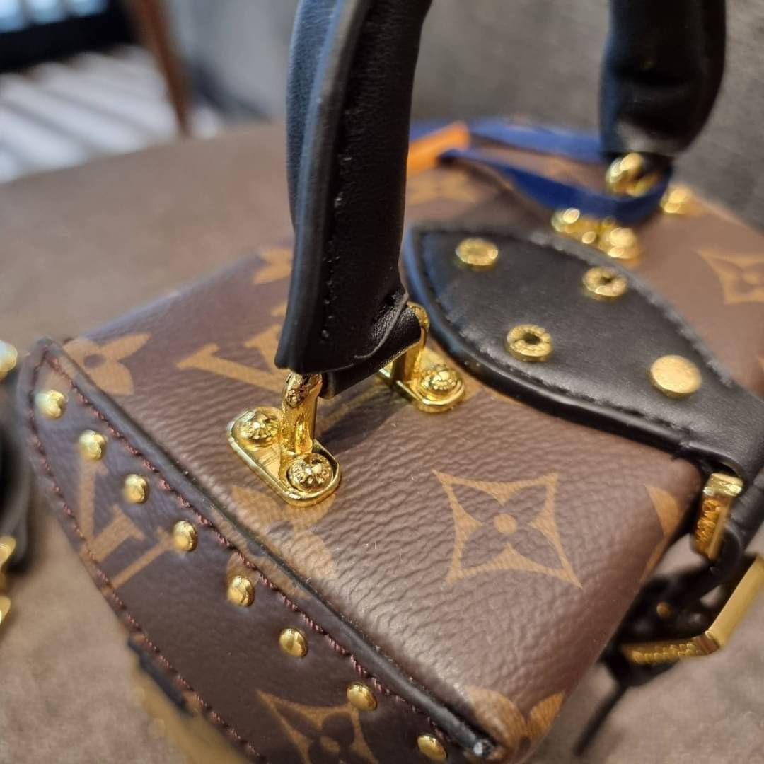 LV CROSSBODY BOX BAG / LV Reverse Monogram Camera Box Bag กระเป๋าถือ/สะพายวีไอพีพรีเมี่ยม สวยหรูทุกมุม ตกแต่งเพิ่มดีเทลด้วยหมุด วัสดุหนังแคนวาสคุณภาพ เปิดปิดด้วยตัวบีบล็อค แน่นหนา มีหูจับในตัว และสายสะพายข้างมาให้ ภายในเป็นช่องโล่ง ใส่มือถือได้ทุกรุ่น มาพ