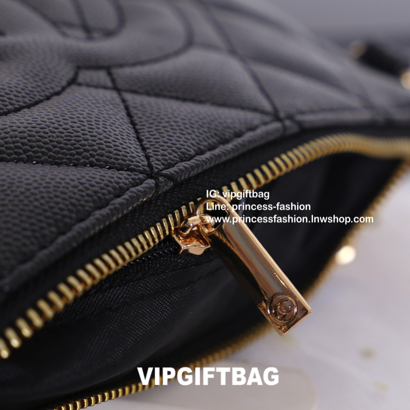 Chanel VIP Gift Coin Keychain Wallet สินค้าใหม่ สวยหรู น่าใช้ฝุดๆ กับสินค้าสมนาคุณ VIP Gift ดีเทลสวยโดดเด่น วัสดุหนังลายคาร์เวีย แต่งลายตารางรอบใบ เปิดปิดด้วยซิป หัวซิปอะไหล่โลโก้แบรนด์ มาพร้อมสายคล้องมือโซ่ร้อยหนัง รุ่นนี้ขนาดกำลังดี พกพาสะดวกมาก สามารถใ