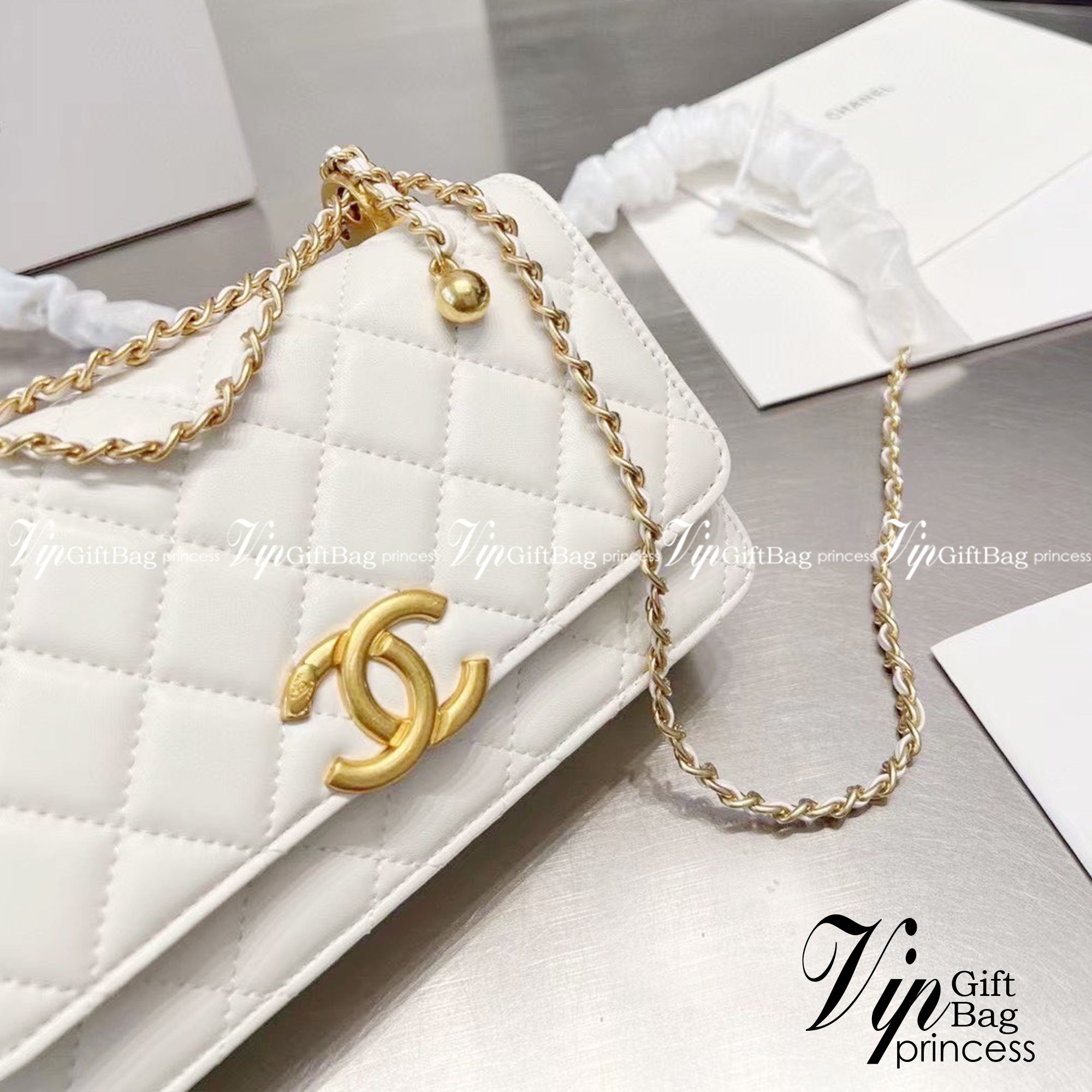 Chanel flap bag / Chanel Woc with Adjustable Ball Chain ปังไม่ไหว woc ทรงที่สาวๆควรมีติดไว้ได้ใช้แน่นอนค่ะ รอบนี้จัดมาเสิร์ฟ 2 สี พร้อมสายสะพายครอสบอดี้ งานปั้มทุกจุด ใช้ได้ทุกลุค เกรดงานสวย งานชนชอป ใช้ได้ Everyday Look เลยค่า