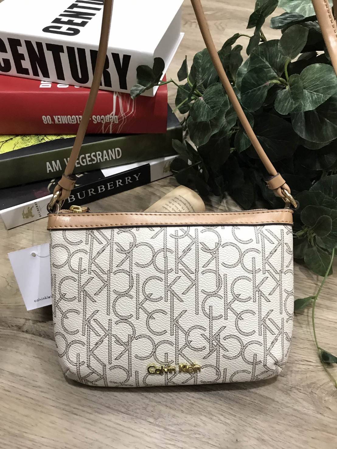 Calvin Klein Cross Body Bag กระเป๋าสะพายรุ่นใหม่ล่าสุดหนังสวย สกรีนลาย Signature แบรนด์รอบใบ ประดับโลโก้แบรนด์ สีทองด้านหน้า เปิดปิดด้วยซิป น้ำหนักเบา ภายใน โล่งกว้าง มีช่องใส่บัตร และช่องซิป ใส่ iphone+ ได้ มาพร้อมสายสะพายยาว ขนาดกำลังน่ารัก สะพายคล่องตั