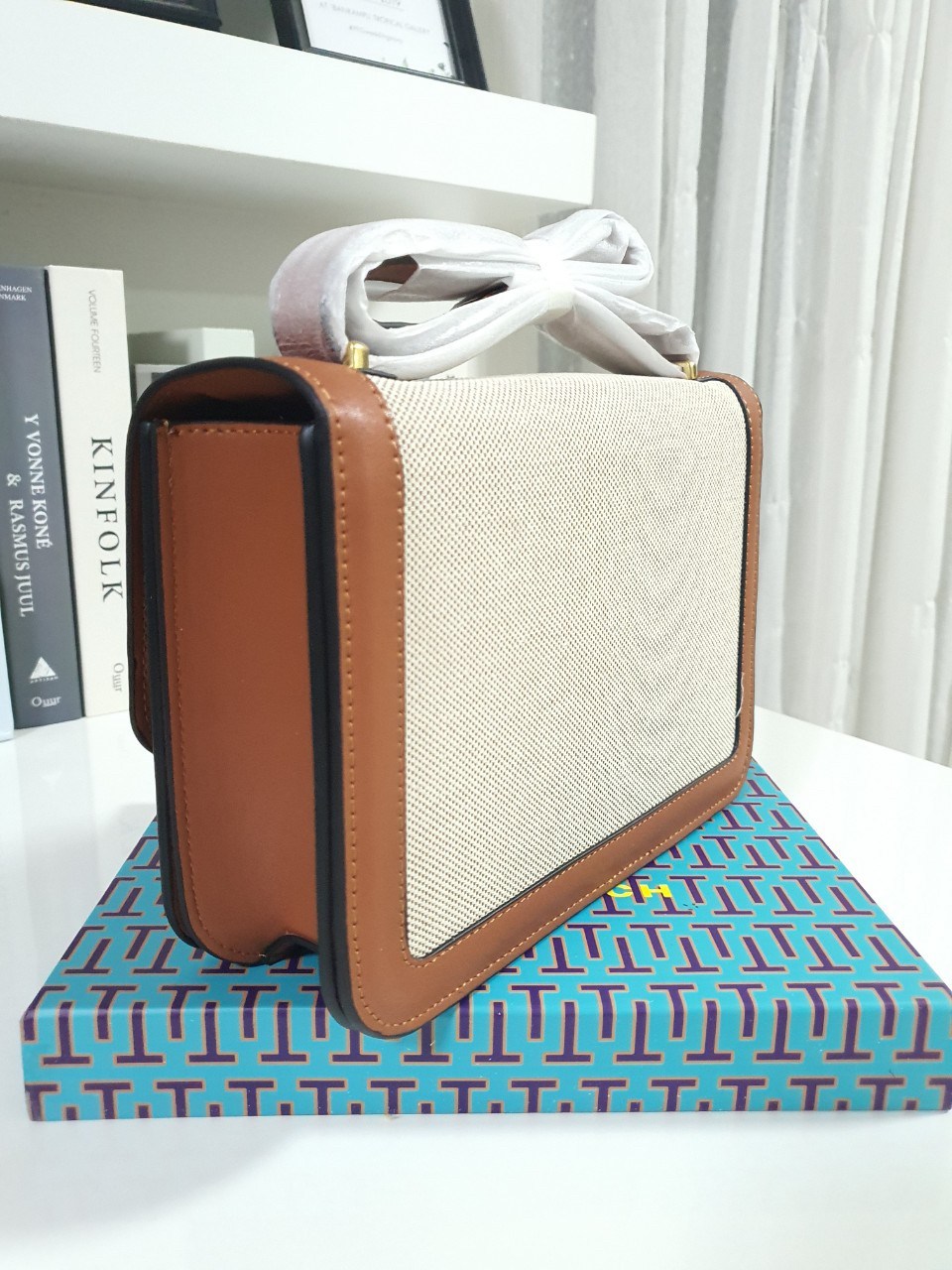 ของแท้ 💯% TORY BURCH ‘ELEANOR’ SHOULDER BAG กระเป๋าสะพายข้าง ไซส์กำลังน่ารัก วัสดุทำจากผ้าCanvas สลับหนังแท้ ฝาพับเปิดปิดด้วยแผ่นแม่เหล็ก มีช่องเล็กแยกอีกหลายช่อง ใส่โทรศัพท์ สมุดบัญชีได้