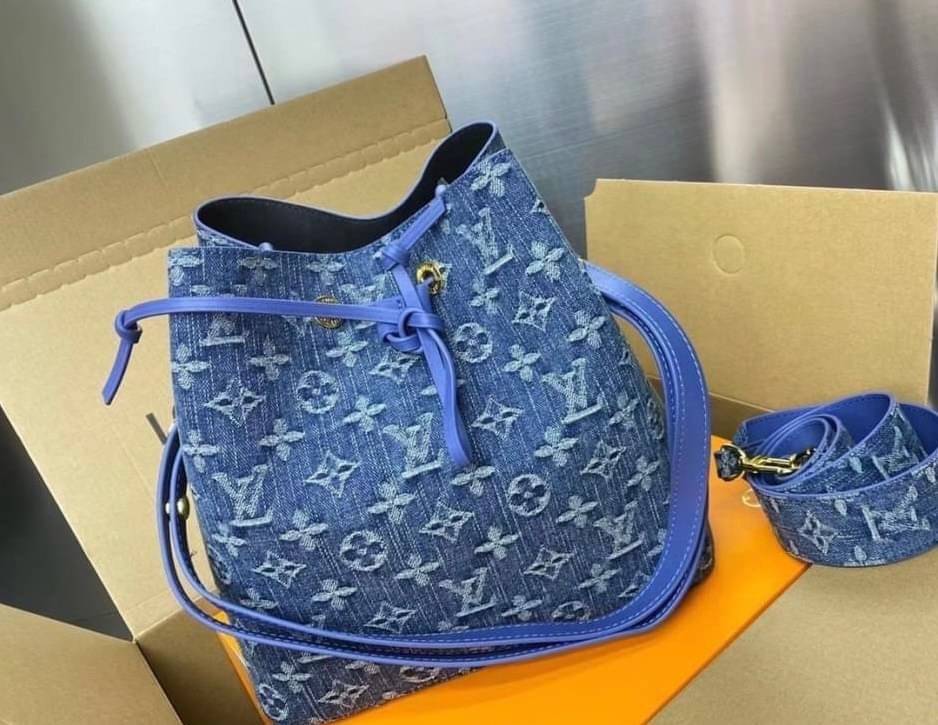 Louis Vuitton Blue Monogram / LV Denim Bucket Bag กระเป๋าทรงบัคเก็ต แบบมีหูรูดทำมาจากหนังแคนวาสโมโนแกรม ที่มีขอบหนังตัดกัน ที่จับหนังที่พกพาสะดวก พร้อมสายสะพาย 2 เส้น สายสปอร์ต และสายหนัง พร้อมส่งที่ไทย