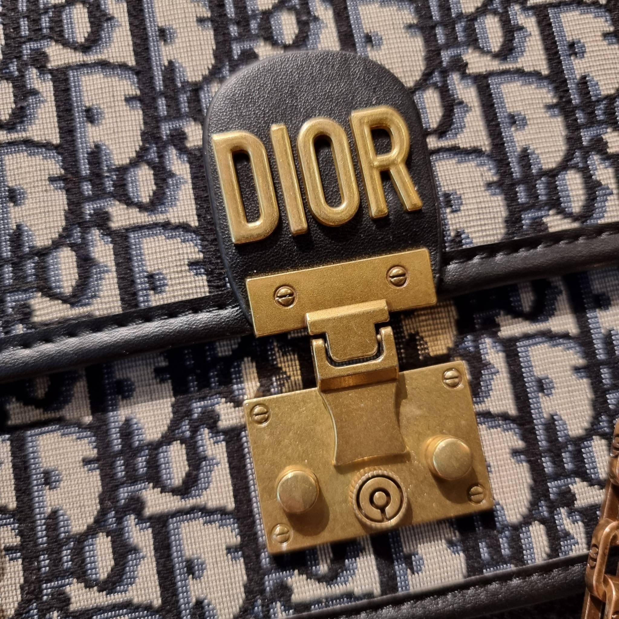 DIOR CD ADDICT FLAP BAG กระเป๋าสะพายดีไซน์คลาสสิค สวยผู้ดี โดดเด่นด้วยโลโก้และอะไหล่ตัวล็อคสีทอง เพิ่มดีเทลความหรูขึ้นไปอีก วัสดุผ้าแคนวาสทอลวดลายเอกลักษณ์ ภายในเป็นช่องโล่ง มีช่องซิป สายสะพายโซ่ในตัว ปรับใช้ได้ 2 แบบ สะพายข้าง หรือสะพายโซ่คู่ที่ไหล่ก็สะด