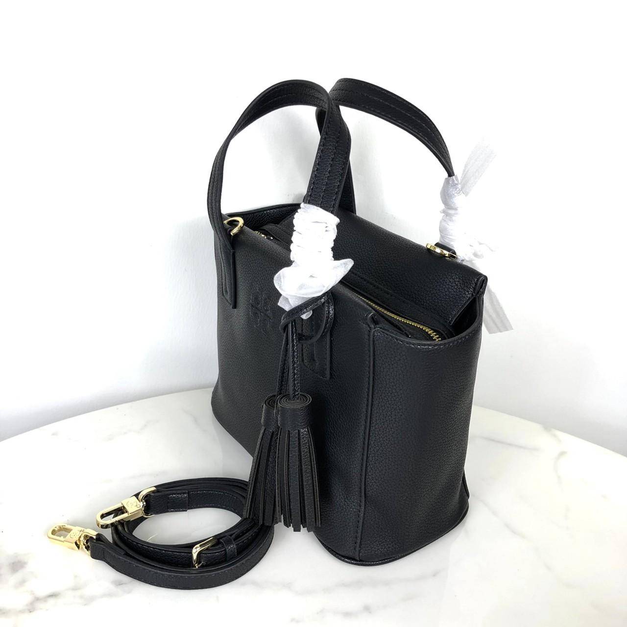 TORY BURCH Handbag / TORY BURCH shoulder bag พร้อมส่งที่ไทย กระเป๋าถือ หรือสะพาย TORY BURCH เปิด - ปิดกระเป๋าด้วยซิป ด้านในมีช่องซิป 1 ช่อง ช่องใส่ของ 1 ช่อง หูจับสูง 12 cm มาพร้อมสายสะพายยาว สามารถถอดและปรับได้ 3 ระดับค่ะ