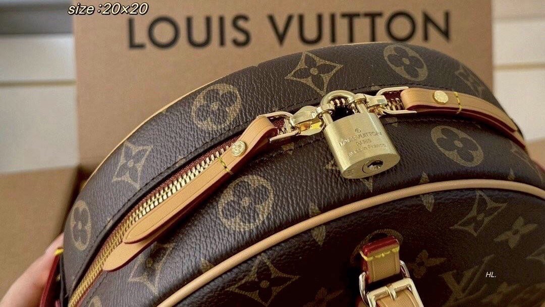 LV Petite Boite Chapeau bag 8" กระเป๋าสะพายทรงกลม สวยหรู โดดเด่นเป็นเอกลักษณ์ตามแบบฉบับแบรนด์ เปิด-ปิดด้วยซิป รูดใช้งานสะดวก ภายในเป็นช่องโล่ง ราคาสุดคุ้มแบบนี้ ต้องมีไว้ใช้สักใบน้า!!
