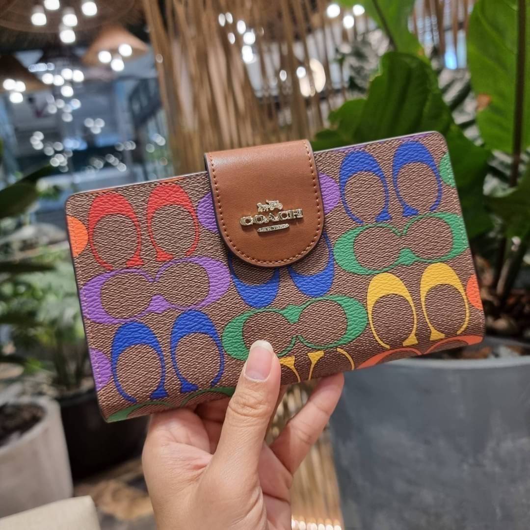 COACH C9944 TECH WALLET IN RAINBOW SIGNATURE CANVAS ดีไซน์ใหม่ คอลเลคชั่นสวยหรู กระเป๋าสตางค์พร้อมสายคล้องมือ ง่ายต่อชีวิตมากจ้า!! มันดี มันพร้อม มันสวยจริงจัง!! ใส่ได้ทั้งบัตร และโทรศัพท์ก็ใส่ได้ทุกรุ่น แถมยังมีช่องซิปแยกไปอีก ช่องเยอะไม่ต้องห่วงจริงๆ วั