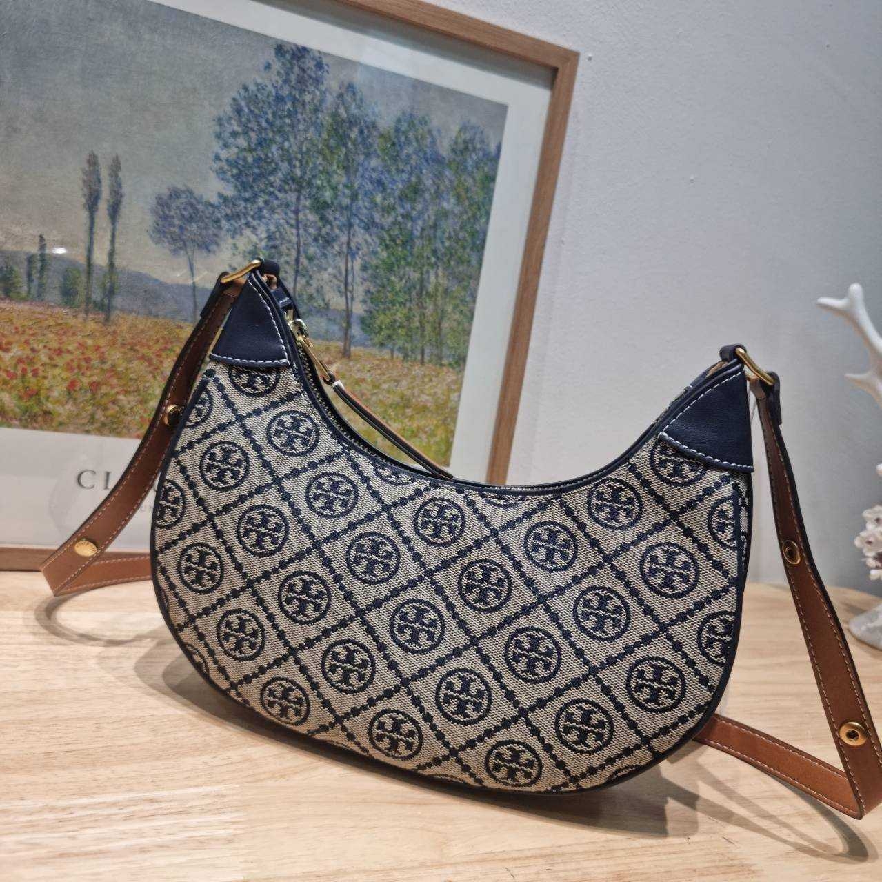 TORY BURCH T MONOGRAM CRESCENT BAG คอลเลคชั่นใหม่มาแรง! สมแก่การรอคอยในสไตล์ทีโมโนแกรมอันเป็นเอกลักษณ์ รูปทรงสวยโดดเด่น สะพายง่ายคล่องตัว