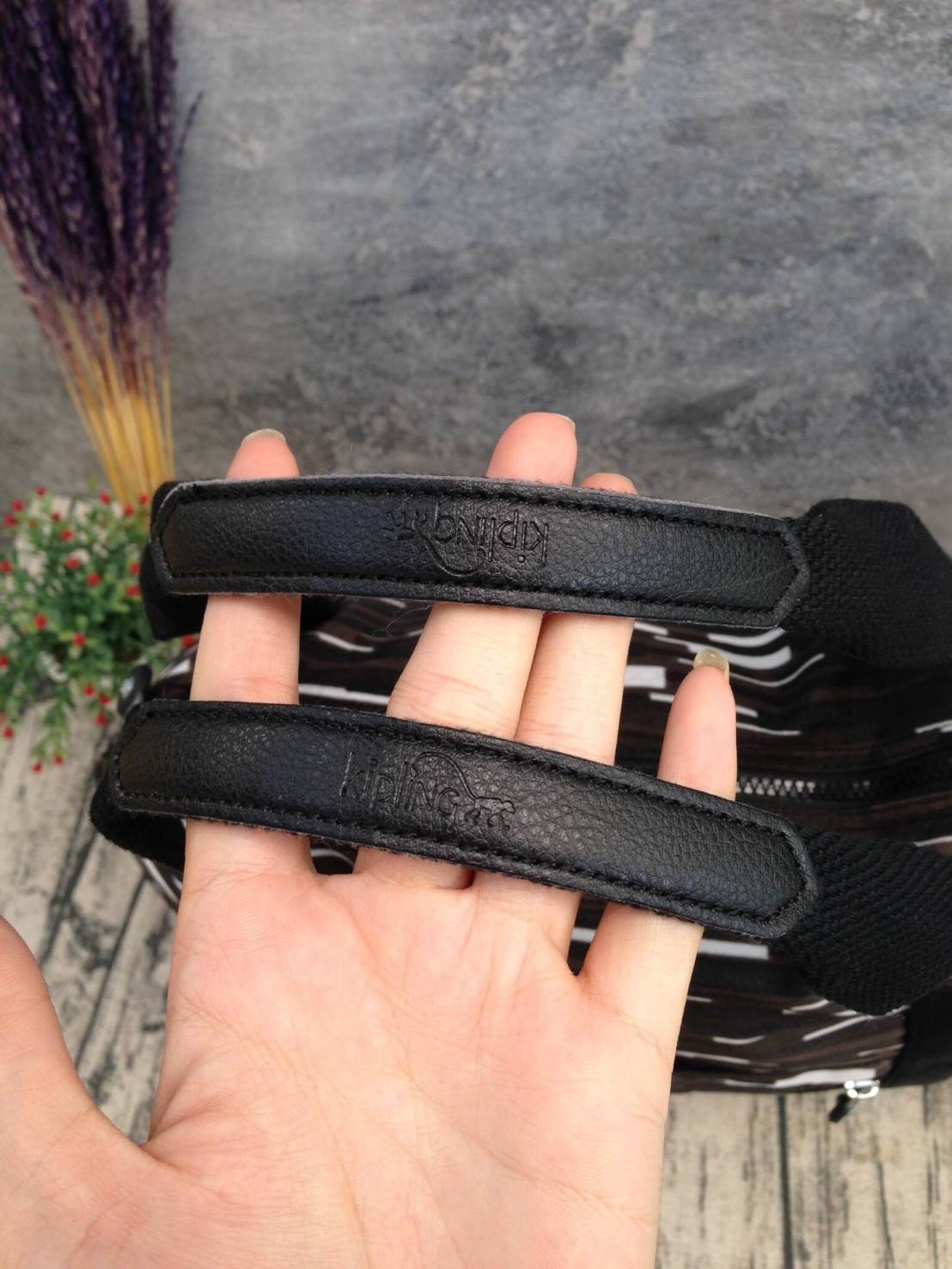 🎄NEW! KIPLING ART M (LARGE) รุ่นใหม่ล่าสุด ชนช็อปใบใหญ่จุใจวัสดุ Cotton+Polyester 100% สามารถรูดซิปมุมกระเป๋าเปลี่ยนทรงได้ไม่จำเจ หูหิ้วสะพายไหล่ได้ มือจับหูหิ้วเป็นหนังปั้มโลโก้ พวงกุญเเจลิงถอดเเยกใช้ได้ เปิดปิดด้วยซิป มีช่องซิปด้านหน้าและหลังหัว