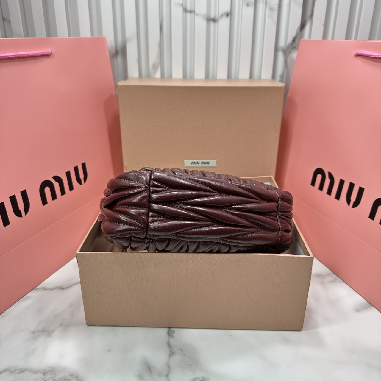 ORI หนังแท้ | MIU MIU Wander matelassé nappa leather hobo bag Small 22cm กระเป๋าสะพายทรงโฮโบ คิ้วท์สุดปัง ลุคลูกคุณหรูหราด้วยดีไซน์จับจีบนูนลวดลายเป็นเอกลักษณ์ หูจับในตัว ถือแบบเลิศๆ หรือจะใส่สายสะพายข้างก็ได้อีกลุค