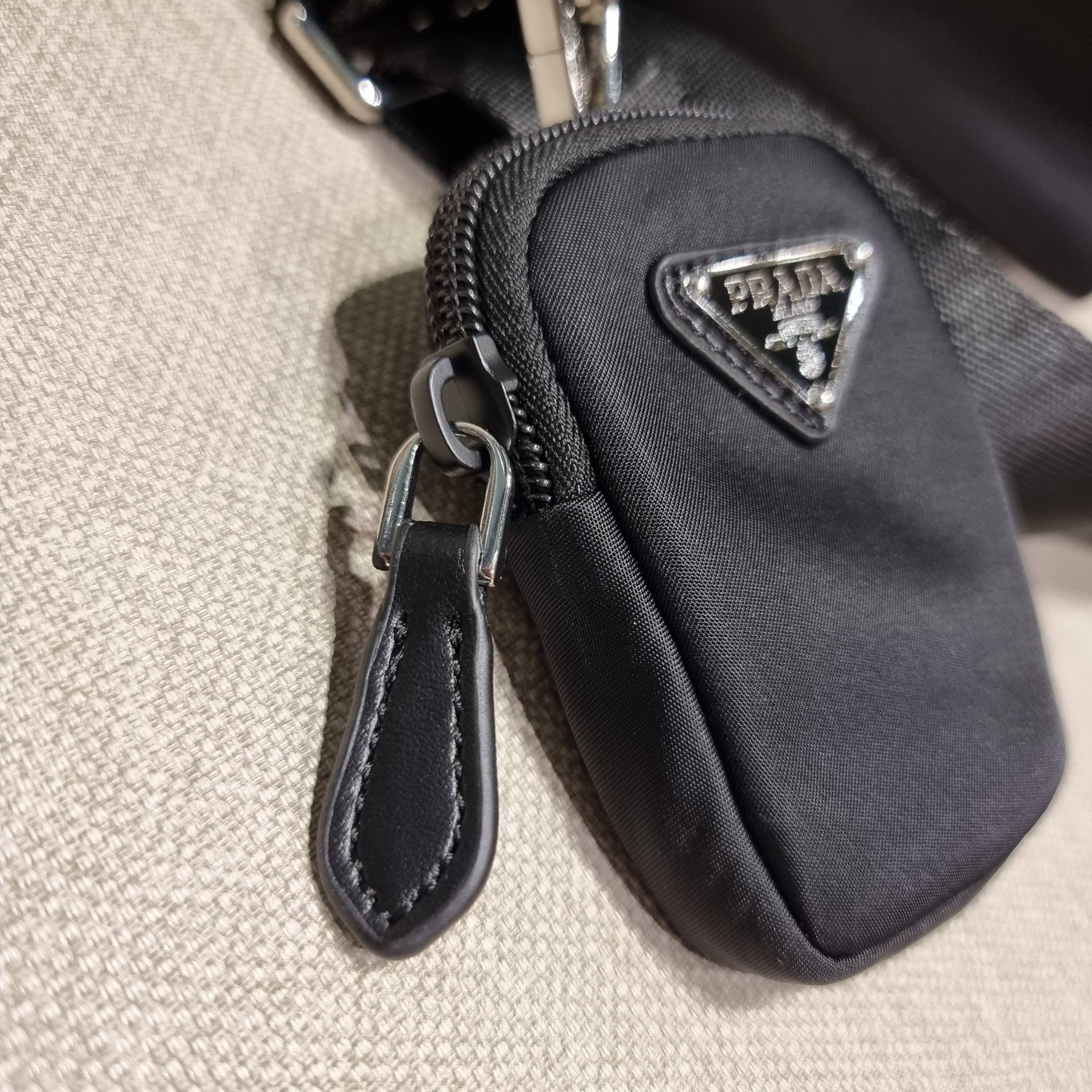 PRADA RE-NYLON TESUTO TOTE BAG กระเป๋าทรงช้อปปิ้ง ขนาดกำลังสวย รุ่นหายาก ขายดีตลอดกาล!!ด้วยรูปทรงที่ใช้งานง่ายและสะดวก ทำให้ครองใจทั้งสาวๆและหนุ่มๆได้ไม่ยาก วัสดุผ้าไนล่อนคุณภาพ พร้อมใบลูก ไว้ใส่เหรียญ ใส่กุญแจได้สารพัด ปากกระเป๋ามีซิปปิดกันของหล่น ภายในเ