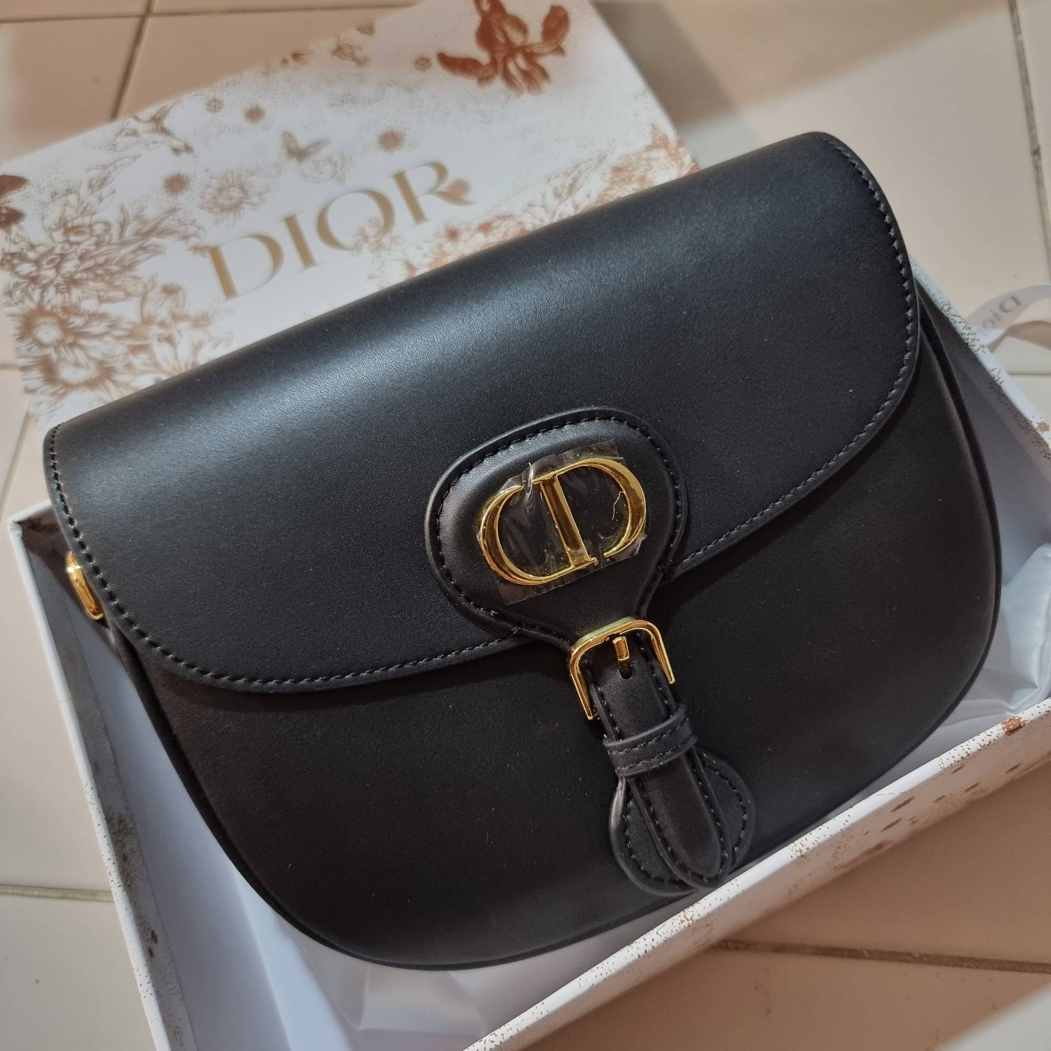 DIOR CD MEDIUM BOBBY BAG กระเป๋าสะพายข้างพรีเมี่ยมกิ๊ฟทรงสวย ดีไซน์ย้อนยุค เป็นเอกลักษณ์ไม่เหมือนใคร เปิด-ปิดด้วยกระดุมแม่เหล็ก ใช้งานง่าย อะไหล่ทองดูหรู ภายในเป็นช่องโล่ง มาพร้อมสายสะพาย crossbody ถอดออกได้ ปรับได้ จะถือเป็นคลัทช์ออกงานก็ได้ สะพายไปทำงาน