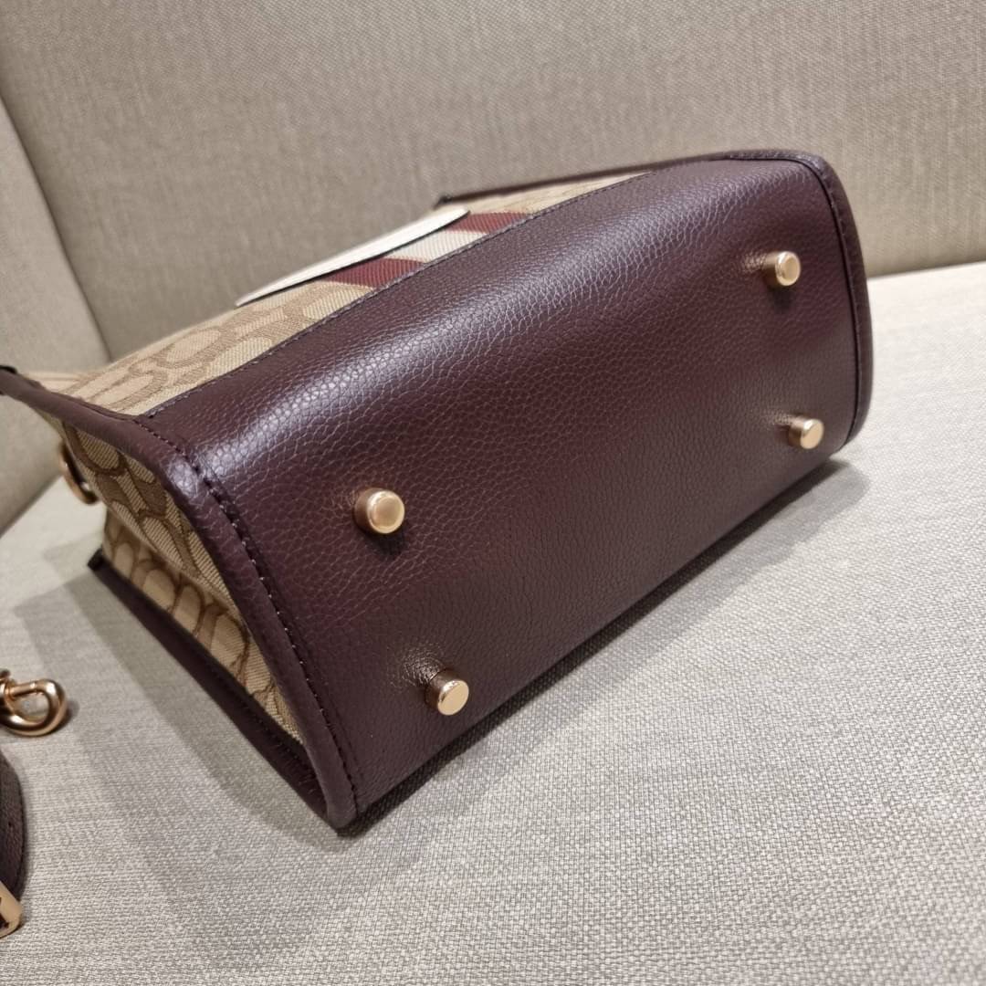 COACH C8406 DEMPSEY TOTE 22 IN SIGNATURE JACQUARD WITH STRIPE AND COACH PATCH คอลเลคชั่นใหม่ พร้อมส่งสีใหม่สุดปัง สวยคม ละมุนและมีความหรูในตัว กับกระเป๋าทรงโท้ท ไซส์กำลังสวย น่ารักน่าใช้ ฟังก์ชั่นการใช้งานสะดวกที่สุด มีทั้งสายคล้องในตัว และสายครอสบอดี้ วั