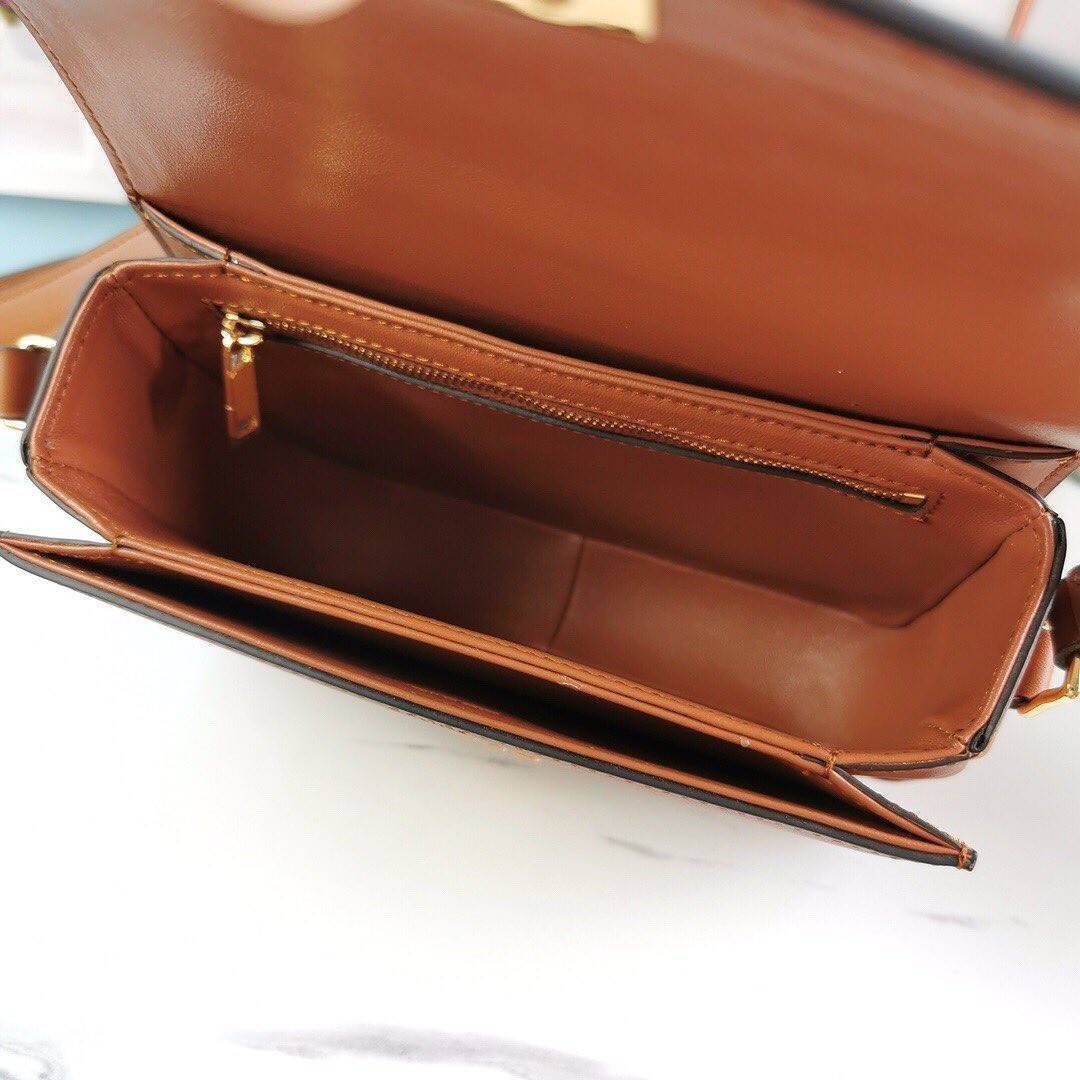 CELINE TRIOMPHE CROSSBODY BAG VIP GIFT WITH PURCHASE-GWP พรีเมี่ยมกิ๊ฟ Limited Edition จาก CELINE PERFUME DUTY FREE COUNTER วัสดุ TRIOMPHE CANVAS & LEATHER ทรงเหลี่ยมหนังสวยหรูอยู่ทรงเปิดปิดด้วยฝาปิดโลโก้แบรนด์อะไหล่ทอง