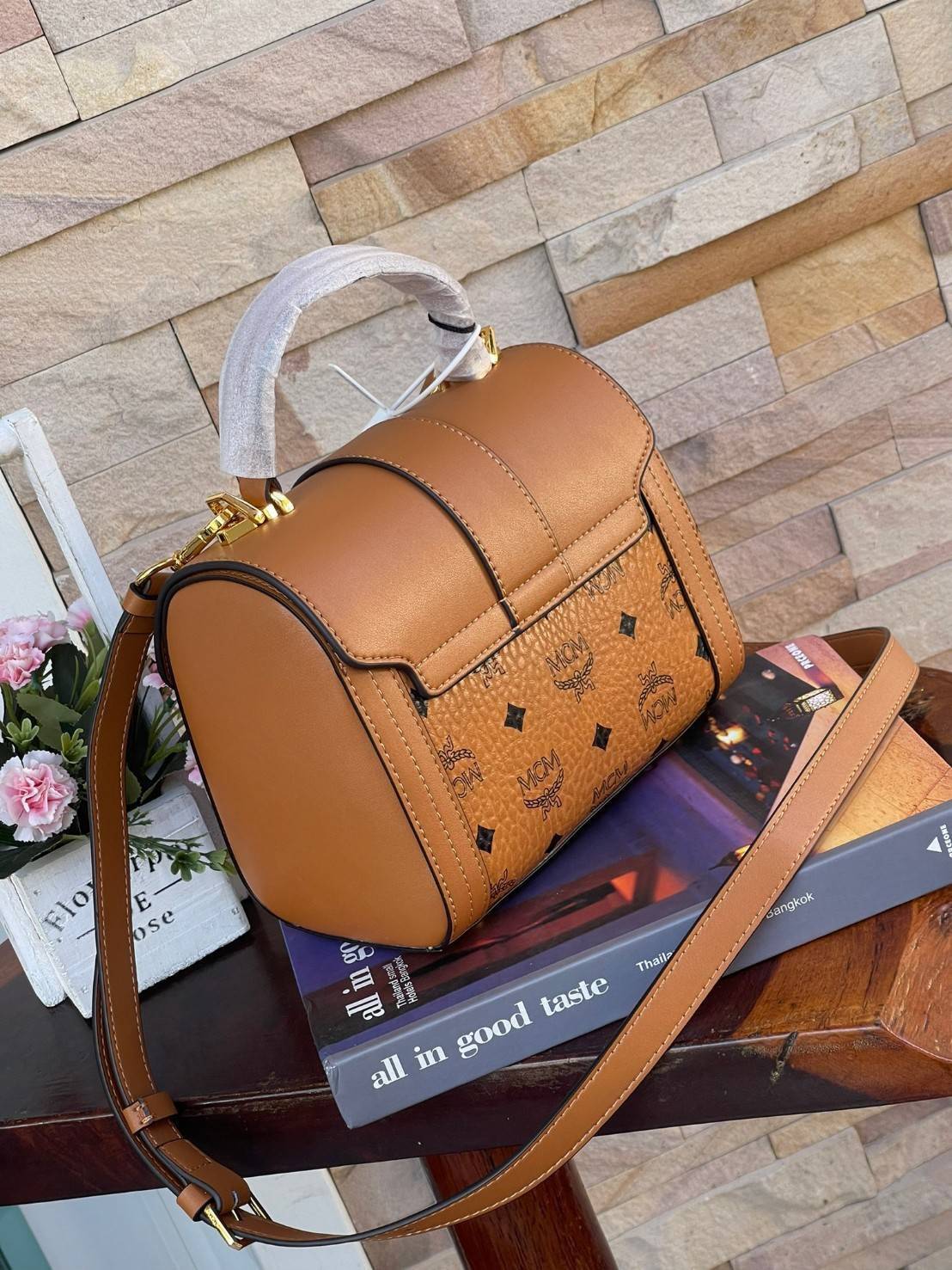 M.C.M Tracy Satchel in Visetos กระเป๋าทรงนักเรียน Tracy ขนาดเล็กผสานความประณีตที่อ่อนนุ่มของหนังดิบ (Vachetta) เข้ากับสัญลักษณ์อันเป็นมรดกของผ้าใบเคลือบผิวลาย Visetos ปิดด้วยตัวล็อคลอเรลนับเป็นความหรูหราที่มาพร้อมพื้นที่เก็บของจำเป็นอย่างกว้างขวาง