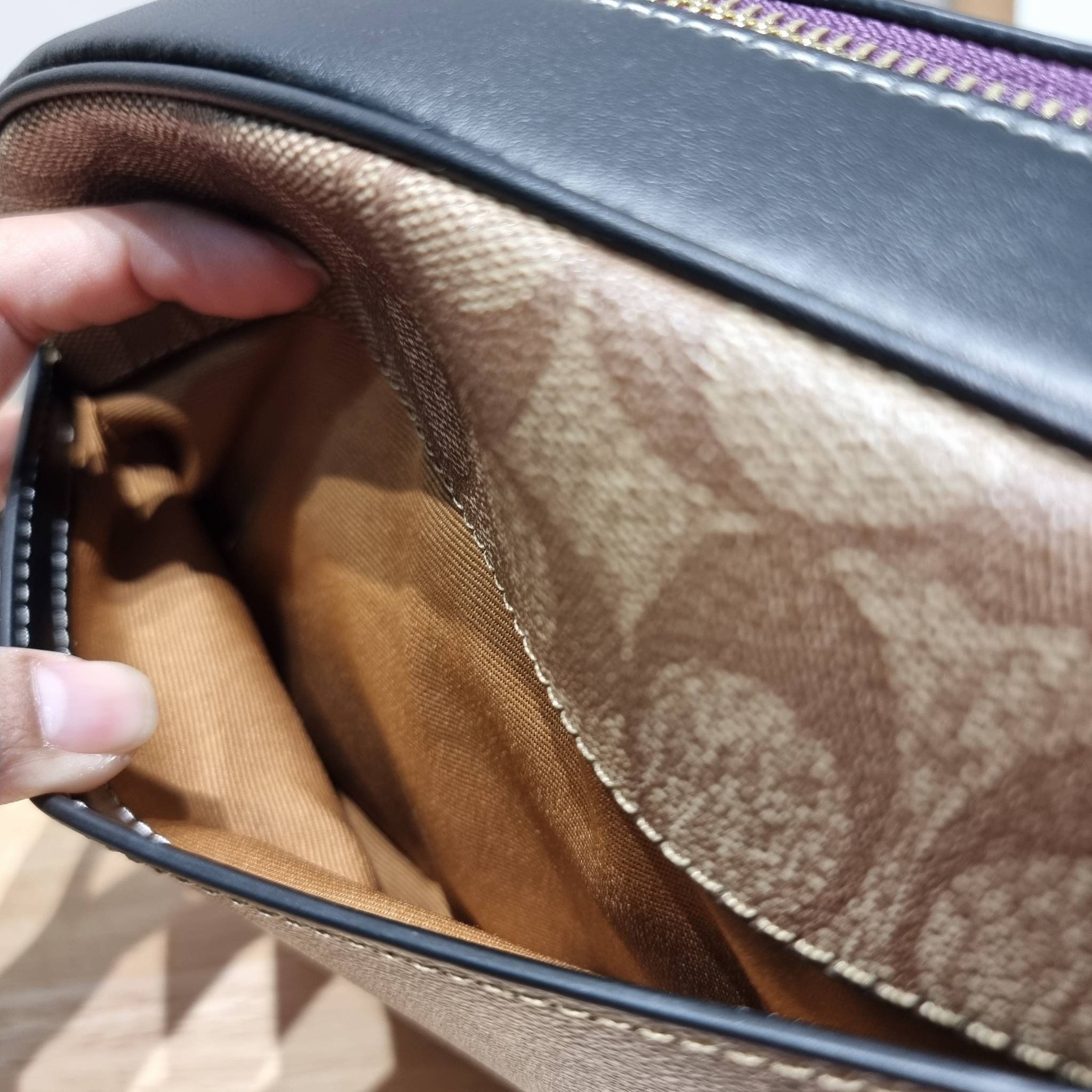 Coach Disney X Coach Jamie Camera Bag In Signature Canvas With Patches CC151 คอลใหม่ เอาใจสายยัยตัวร้าย ดีไซน์รวมเหล่าตัวแสบจากดิสนีย์ กับกระเป๋าสะพายข้าง สวยอยู่ทรง โดดเด่นด้วยลวดลายบนผืนหนัง วัสดุหนังแคนวาสตัดสลับหนังแท้ เปิด-ปิดด้วยซิป ใช้งานง่าย ดูผู้