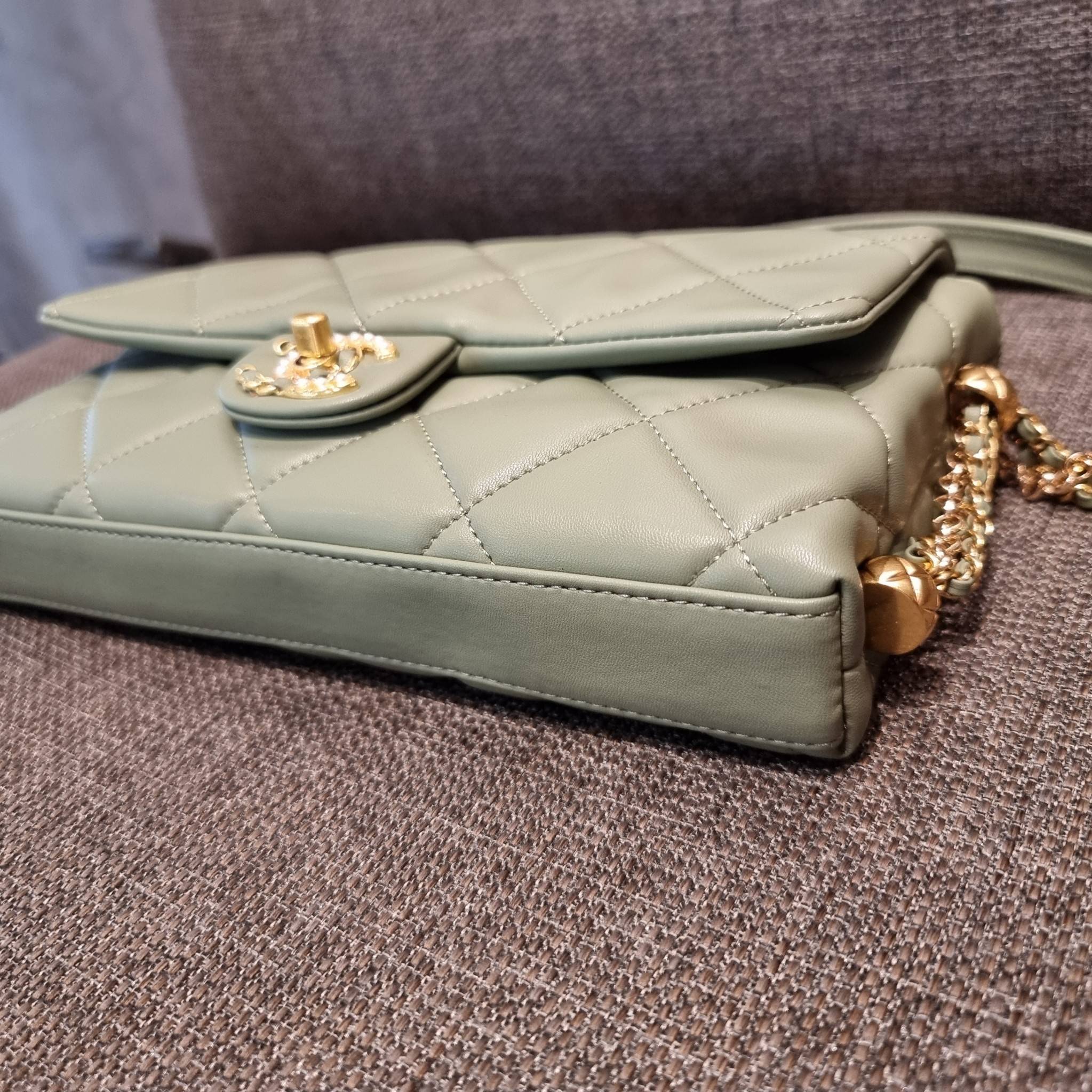 VIP 】สวยหรูพร้อมเสิร์ฟ!! กับไอเท็มสุดเลิฟจาก Chanel กระเป๋าสะพายที่สุดของความคุ้มค่า วัสดุหนังแกะนิ่มเต็มใบ เปิด-ปิดกระเป๋าด้วยตัวบิดล็อค ภายในกระเป๋าบุผ้าสวยหรู มีช่องโล่งกว้างจุของได้สบาย ใส่โทรศัพท์ กระเป๋าสตางค์ได้ มีช่องซิป 1 ช่อง ช่องย่อย 1 ช่อง ดีเ