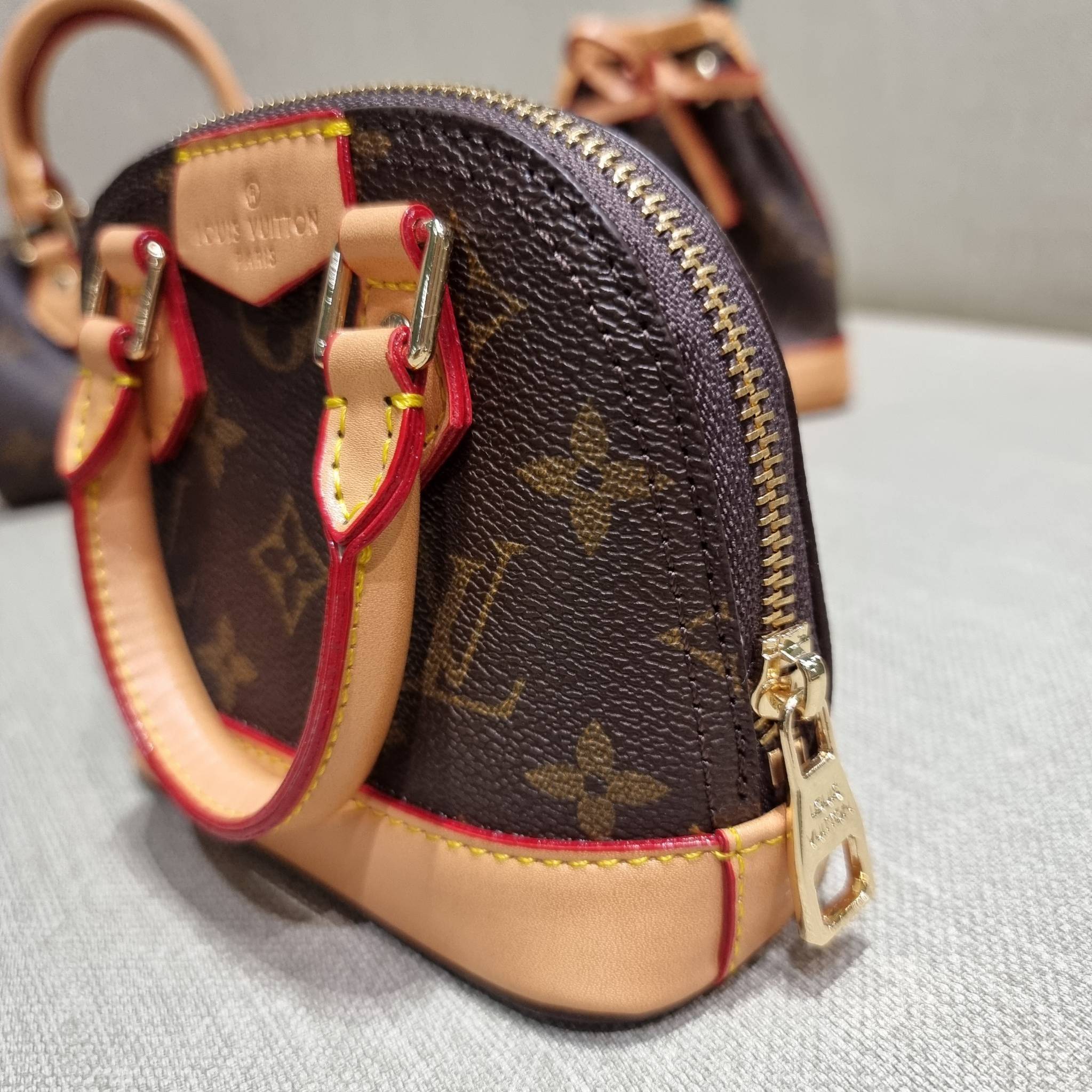 LV TRIO MINI ICONES ใหม่ล่าสุด น่ารักน่าใช้ ที่รวบรวมรุ่นสุดยอดที่เป็นดั่งไอคอนนิค ให้ทุกคนได้สะสมครบคอลเลคชั่น ในไซส์มินิ วัสดุหนังแคนวาสทุกใบ มีสายสะพายข้างให้ เกี่ยวทุกใบรวมสะพายทีเดียว หรือแยกใช้วันแบบ วันละสไตล์ สลับได้ไม่มีเบื่อ มาพร้อม box set ครบ 