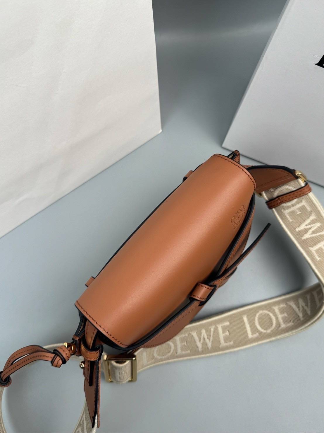 TOP ORI หนังแท้ | Loewe Mini Gate bag กระเป๋าสะพายทรงสวยไซส์มินิ ใช้ได้ทั้งหนุ่มๆและสาว คูลๆ สุดยอดแบรนด์ที่ดีไซน์เป็นเอกลักษณ์ โดดเด่น สวยหรู สไตล์คลาสสิค