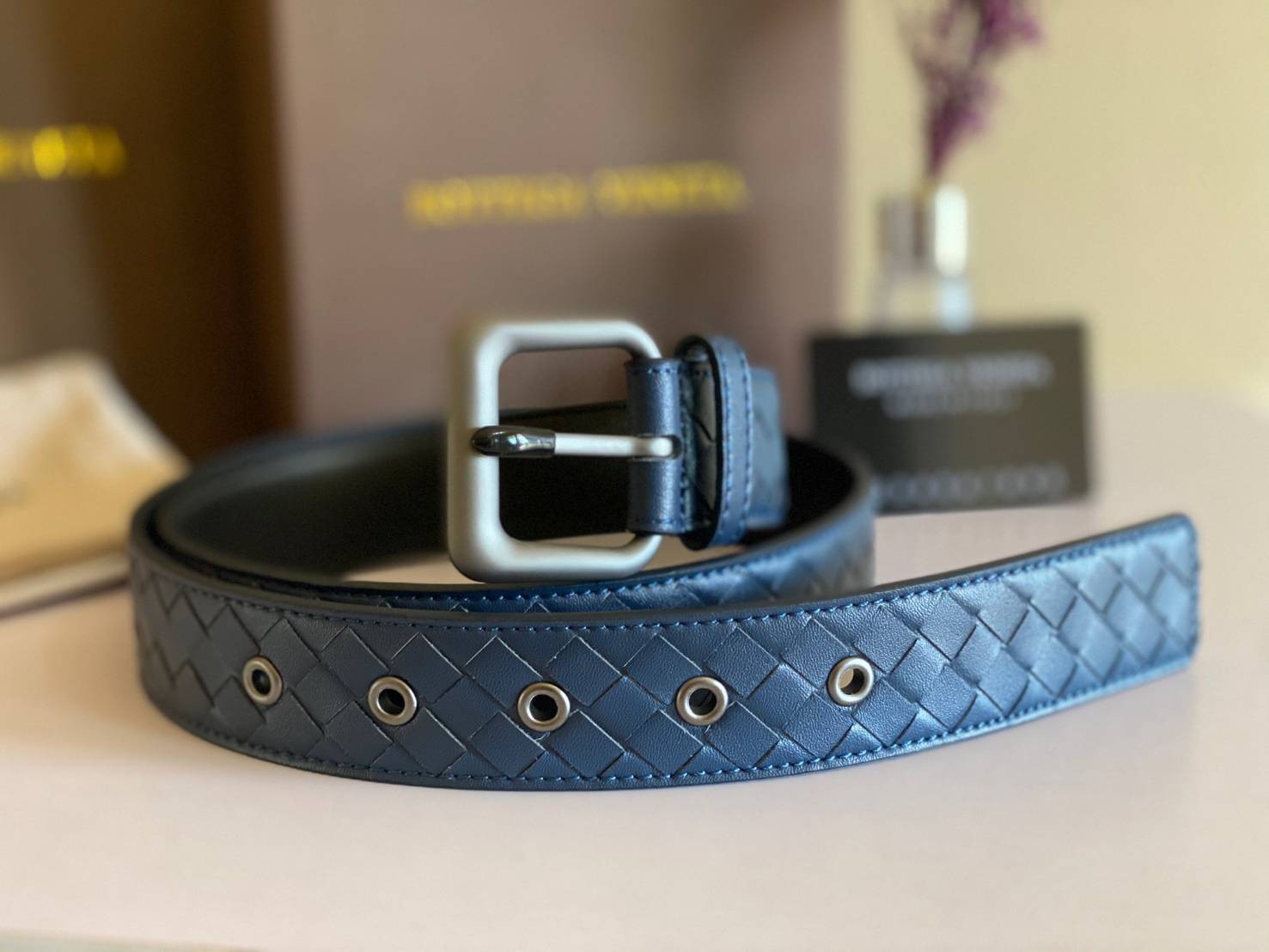 VIP 】♥️ BOTTEGA VENATA BELT เข็มขัดสุดหรูงานหนังแท้ ดีไซน์สุดคลาสสิคสไตล์ พร้อมส่ง 3 สี ภาพสินค้าถ่ายจากงานขายจริง สวยมากค่ะ หนังคุณภาพดีมาก เข้าได้กับทุกลุ๊คสไตล์การเเต่งตัว สวยหรูดูดีมีระดับ ไอเท็มนี้แนะนำเลยค่ะ!