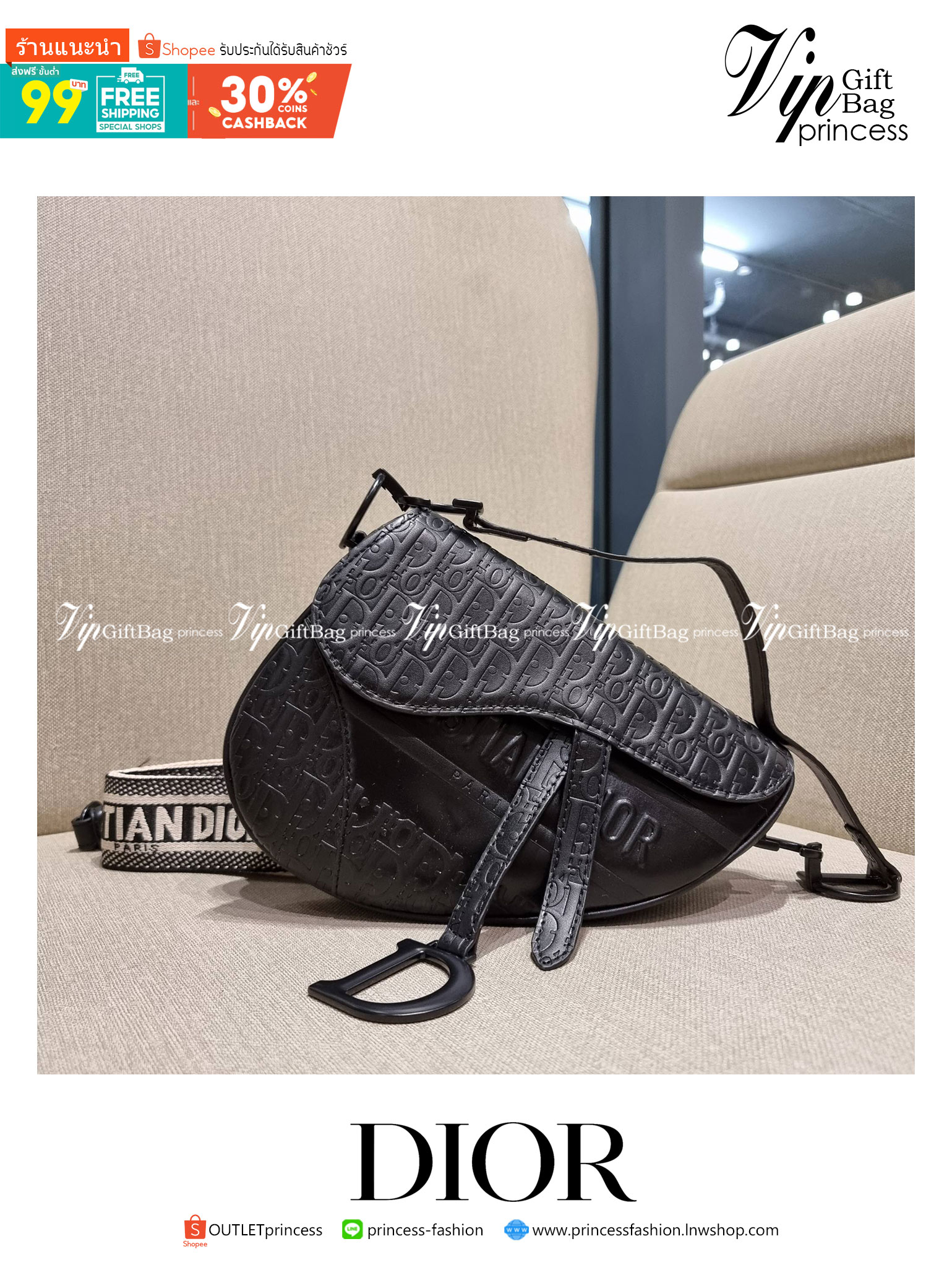 VIP CD OBLIQUE SADDLE BAG / DIOR SADDLE กระเป๋าสะพายข้าง ทรงสวยไม่ซ้ำใคร กิมมิคในตัว ดูแพง ไซส์ใหญ่ ดีไซน์ย้อนยุค เป็นเอกลักษณ์สวยทุกแบบ เปิด-ปิดด้วยกระดุมแม่เหล็กซ่อน ใช้งานง่ายมากๆ ภายในเป็นช่องโล่ง มีช่องซิป ใบสีดำเป็นหนังแท้ ใบลายเป็นผ้าแคนวาส ดูดี ดู
