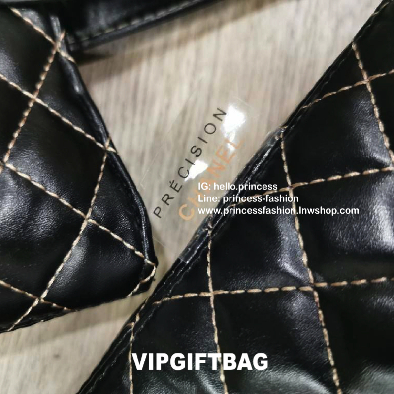 Chanel GWP Tote Bag กระเป๋าสะพายทรง Tote VIP Gift With Purchase (GWP) Limited Edition พรีเมี่ยมกิ้ฟของแท้รุ่นใหม่ล่าสุดจาก Chanel Cosmetic Counter วัสดุหนังนิ่มเรียบลายตารางอยู่ทรงสวยด้านหน้ามีโลโก้แบรนด์ ขนาดกำลังดี เปิดปิดด้วยกระดุมแม่เหล็ก ภายในโล่งกว้