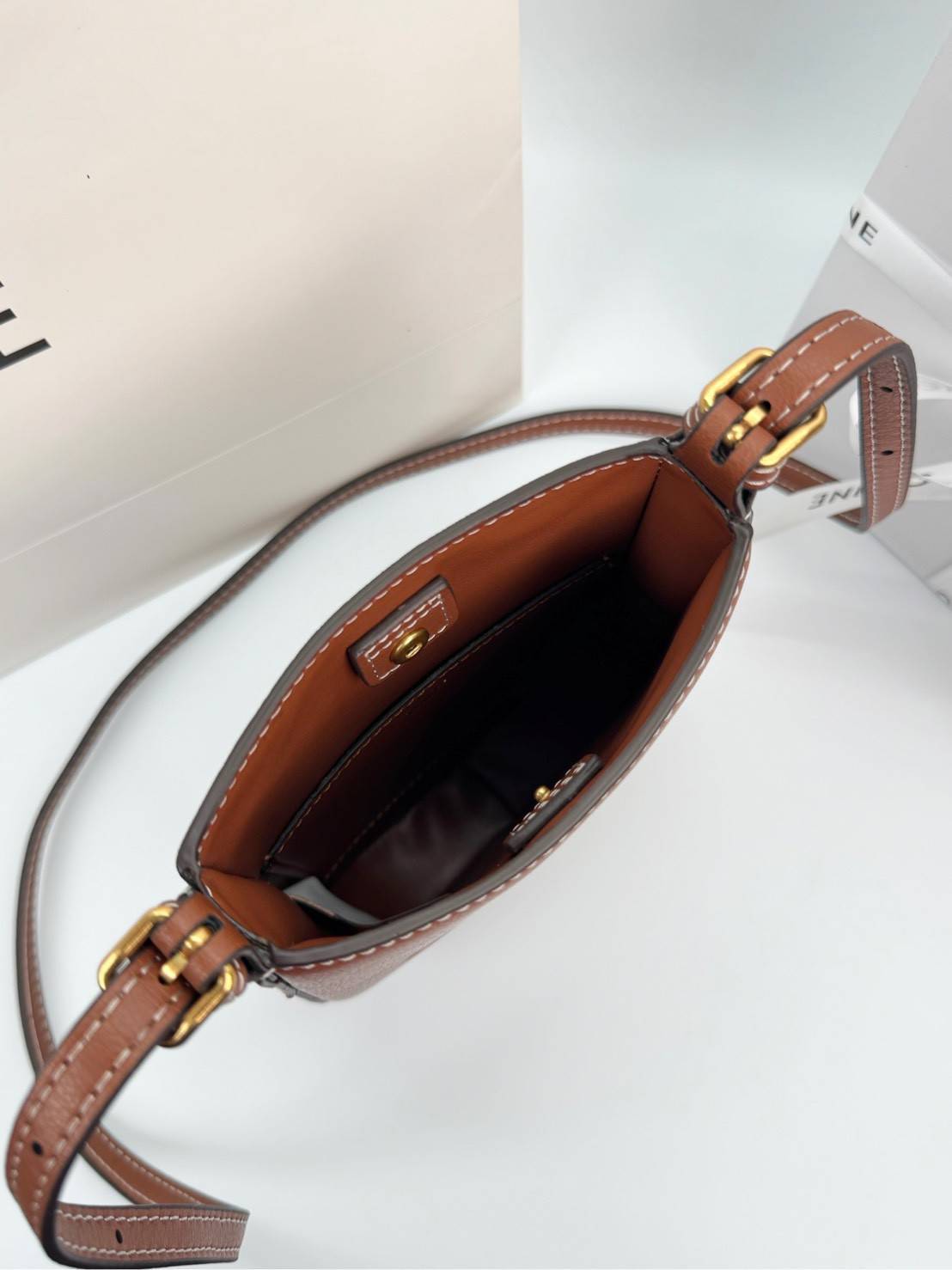 ORI หนังแท้ | CELINE PHONE POUCH HELOISE IN SUPPLE กระเป๋าใส่โทรศัพท์ เรียบหรู ด้วยลวดลาย Triompe ที่แสดงถึงความเป็นเอกลักษณ์ของแบรนด์