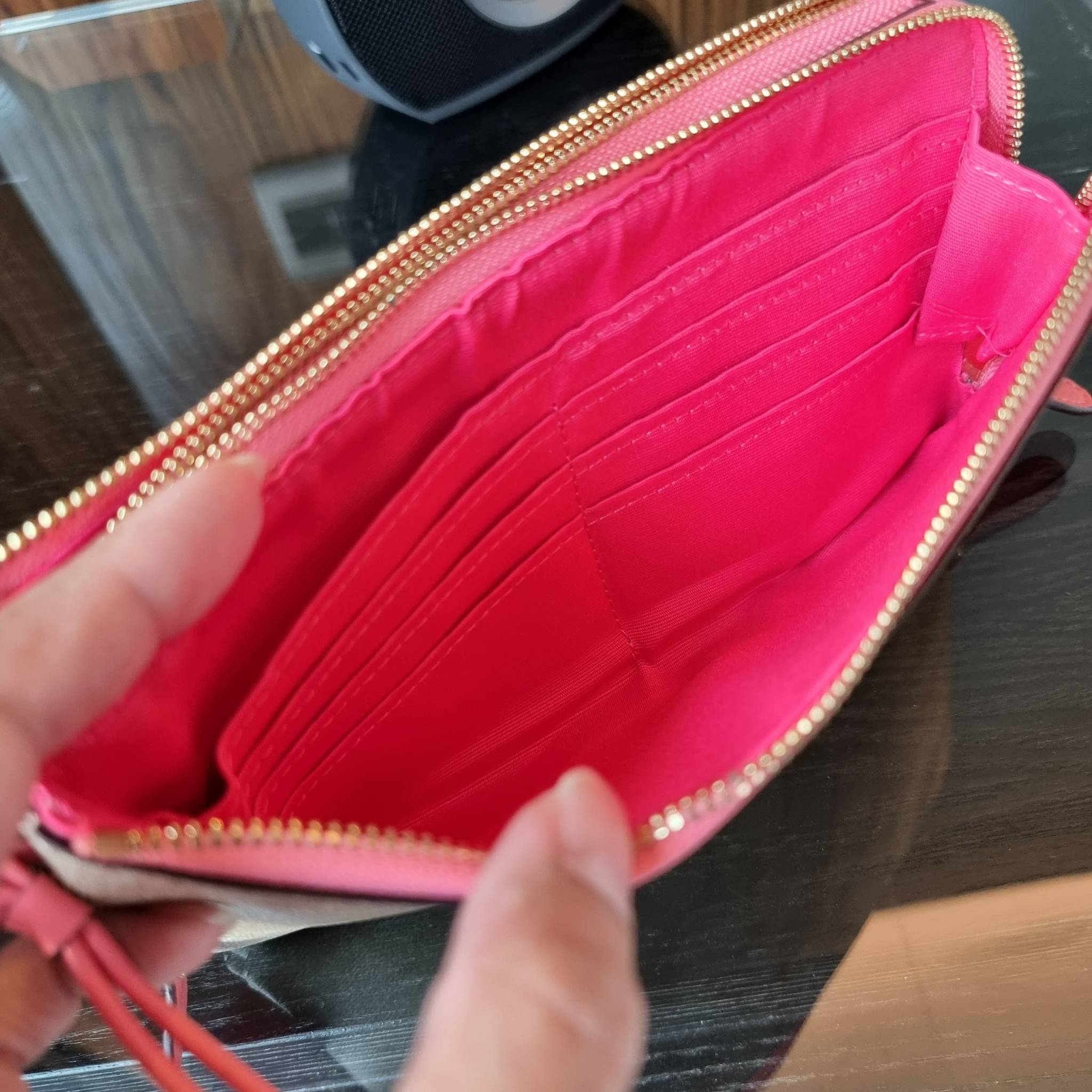 COACH F54057 DOUBLE ZIP WALLET IN SIGNATURE กระเป๋าคล้องมือ size L ใบนี้ใส่มือถือได้ทุกรุ่น ขนาดกำลังดี พกพาสะดวกมากๆ วัสดุหนังสังเคราะห์ ภายในเป็นผ้าสีสวยคม ใส่ธนบัตร ใส่บัตรได้เยอะ ใส่มือถือได้สบายๆทุกรุ่น ตอบโจทย์สาวๆที่ไม่ชอบพกเยอะวุ่นวายจ้า ใบนี้เอาอ