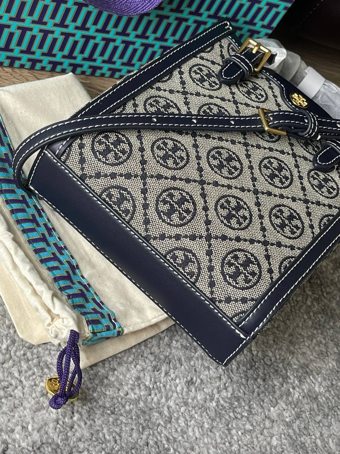 Tory burch t monogram jacquard mini tote ลวดลายT monogram ด้วยโลโก้สุดไอคอนนิคของแบรนด์ โดดเด่นด้วยกราฟฟิคและดีไซน์ ออกมาในหลายรูปแบบหลายคอลเลคชั่น แต่ละคอลเลคชั่นสวยหรูไม่แพ้กัน ทรงมินิโท้ท ขนาดกำลังดี ใช้งานง่าย ก็เป็นอีกหนึ่งรุ่นที่ทันยุคทันสมัยที่สาวๆ