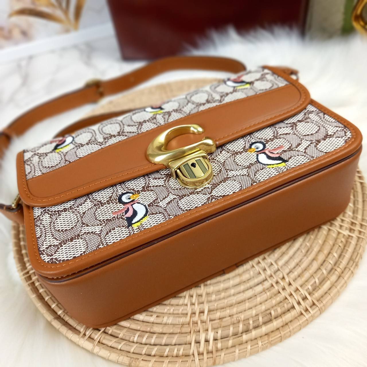 COACH STUDIO SHOULDER BAG IN SIGNATURE JACQUARD WITH PENGUIN MOTIF (C7935) กระเป๋าสะพาย ดีไซน์เฉียบ! สุดคลาสสิค ที่เป็นเอกลักษณ์เฉพาะตัว//วัสดุ JACQUARD พิมพ์ลาย SIGNATURE ผสมหนังแท้ รูปทรงสวย ดีเทลเรียบหรู เพิ่มดีไซน์โดดเด่น ด้วยการปักเย็บ รูปเพนกวินสุดน