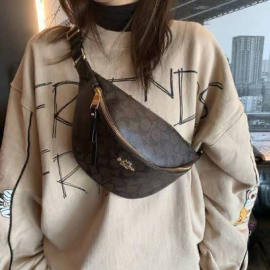 COACH F48740 BELT BAG IN SIGNATURE CANVAS กระเป๋าคาดอกทรง Unisex ที่ขายดีถล่มทลาย!! ขายได้ตลอดปี!! สวยเท่ทุกสี วัสดุหนังแคนวาสเคลือบคุณภาพดี ทนทาน ใช้งานง่าย ภายในเป็นช่องโล่ง เหมาะสำหรับคนที่ชอบพกอะไรง่ายๆ รับรองตอบโจทย์น้า