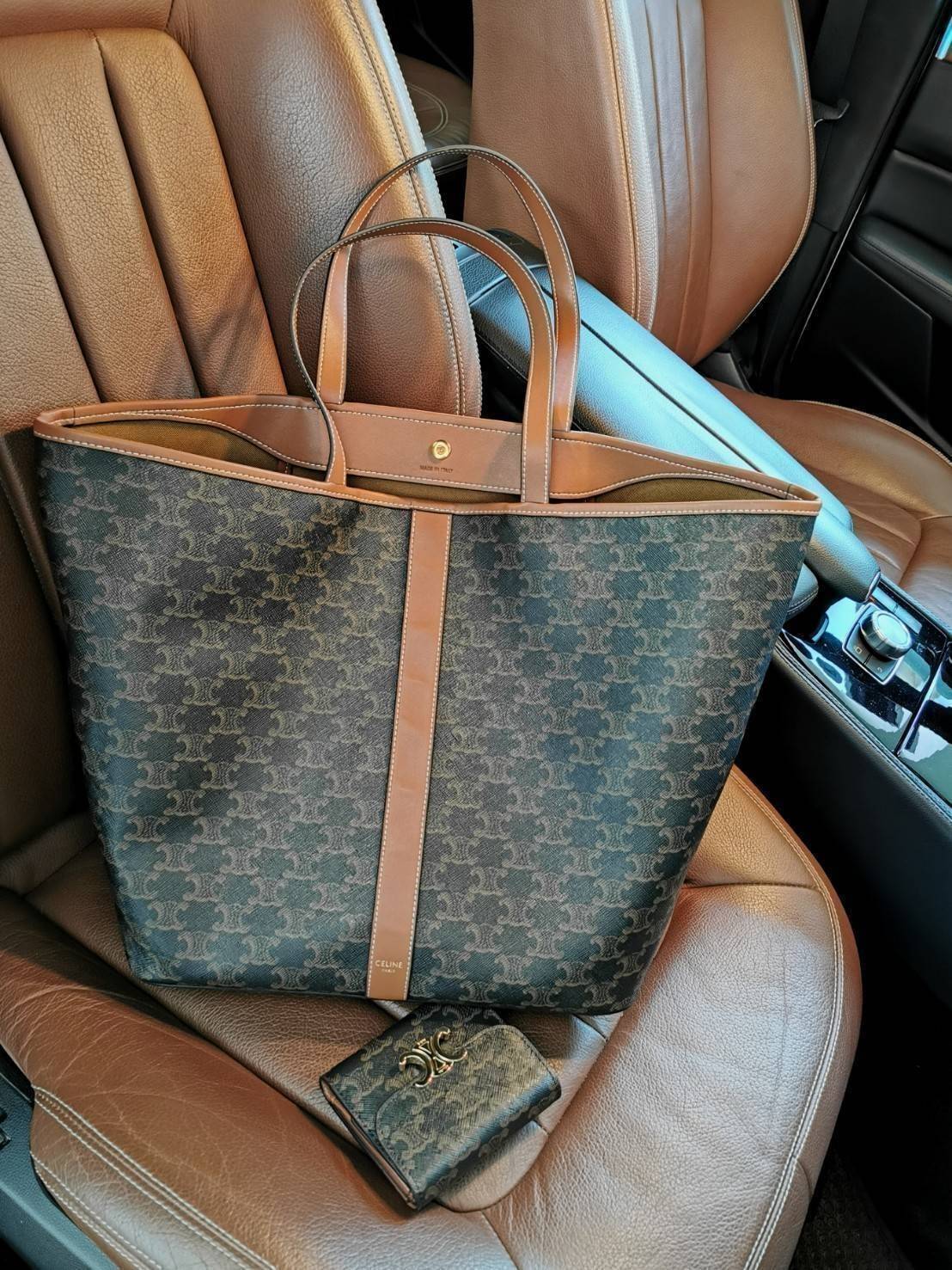 CELINE SHOPPING BAG VIP วัสดุ TRIOMPHE CANVAS ดีไซน์ทรง TOTE สวยหรูคลาสสิคไม่มีเอ้าท์ ภายในโล่งกว้างและจุมากสามารถใส่เอกสาร A4 สัมภาระของใช้ได้เยอะจุใจ น้ำหนักเบาจะถือหรือสะพายไหล่ก็ดูดี ไอเท็มแนะนำพร้อมส่งที่ไทยราคาสุดคุ้ม จองด่วนห้ามพลาดค่ะ!