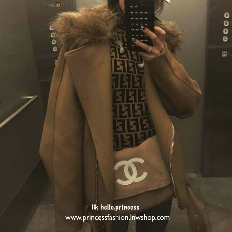 Chanel Beaute Crossbody Bag กระเป๋าถือหรือสะพายพรีเมี่ยมของเเท้จาก Chanel Cosmetic Counter VIP Gift รุ่นแนะนำวัสดุขนวูฟหนานุ่มตัดโลโก้แบรนด์หนังแก้วสวยโดดเด่น น้ำหนักเบา เปิดปิดด้วยฝาปิดกระดุมแม่เหล็ก ใบใหญ่กำลังดีใส่ ipad กระเป๋าสตางค์ใบยาว iphone เครื่อ