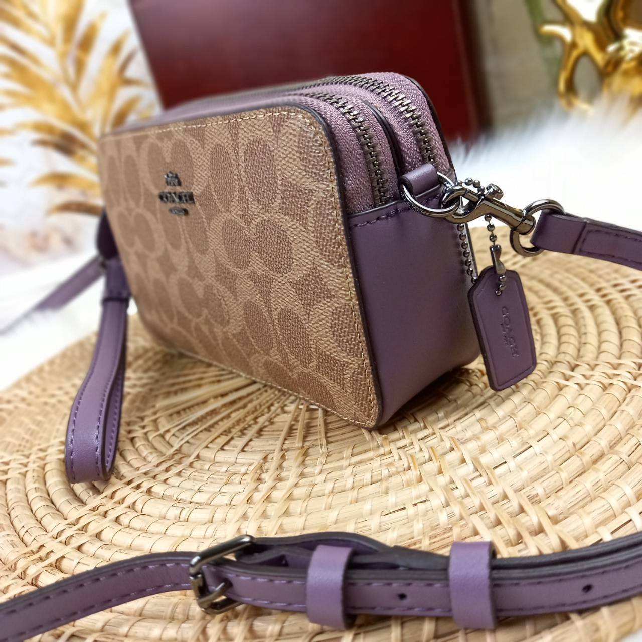 COACH KIRA CROSSBODY IN SIGNATURE CANVAS (COACH F89399)🍁เหมาะมือมาก หยิบใช้ง่ายสบายเลย🌈//รุ่นนี้ จะถือ จะคล้องมือ สะพายคลอสบอดี้ ได้หลายลุค จัดวางตามต้องการได้เลย // มีสายคล้องมือ และสายยาว สามารถถอดได้ทั้ง 2 สาย //เปิด-ปิดด้วยซิป มี2 ช่อง