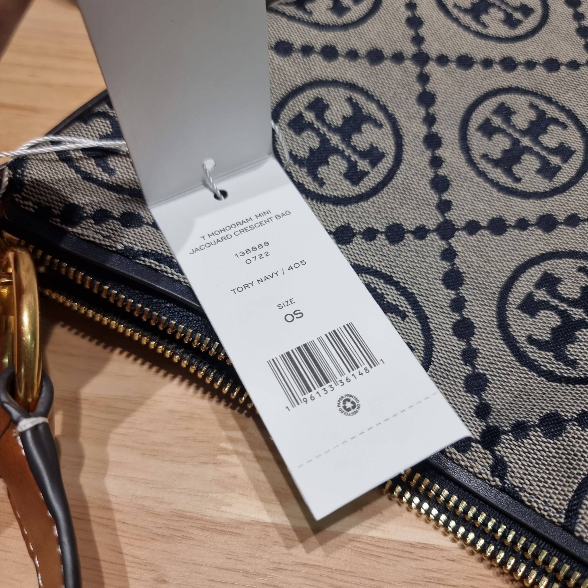 ใบใหญ่ 35cm Tory Burch T Monogram Medium Crescent Bag / TORY BURCH T MONOGRAM JACQUARD CRESCENT BAG ไซส์ใหญ่กับไอเท็มสุดร้อนแรง เซเลปรีวิวเยอะมาก!! สาวๆตามหากันไปอีก กระเป๋าทรง half moon ที่ดีไซน์บนผ้า jacquard ลวดลายซิกเนเจอร์ เรียบหรู ผู้ดีมากแม่!
