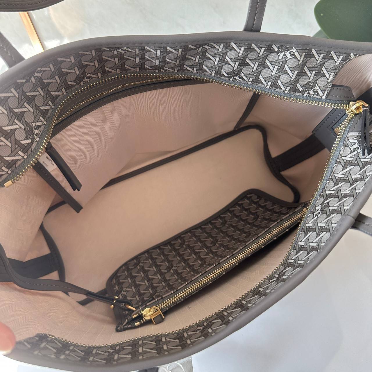 Tory Burch Ever Ready Zip Tote Small Coated Canvas / Tory Burch Geo Logo Tote กระเป๋าโท้ท พิมพ์ลายด้วยลวดลายสานตะกร้าอันเป็นเอกลักษณ์ของแบรนด์ ซึ่งได้แรงบันดาลใจจากความหลงใหลในงานจักสานของผู้ก่อตั้ง