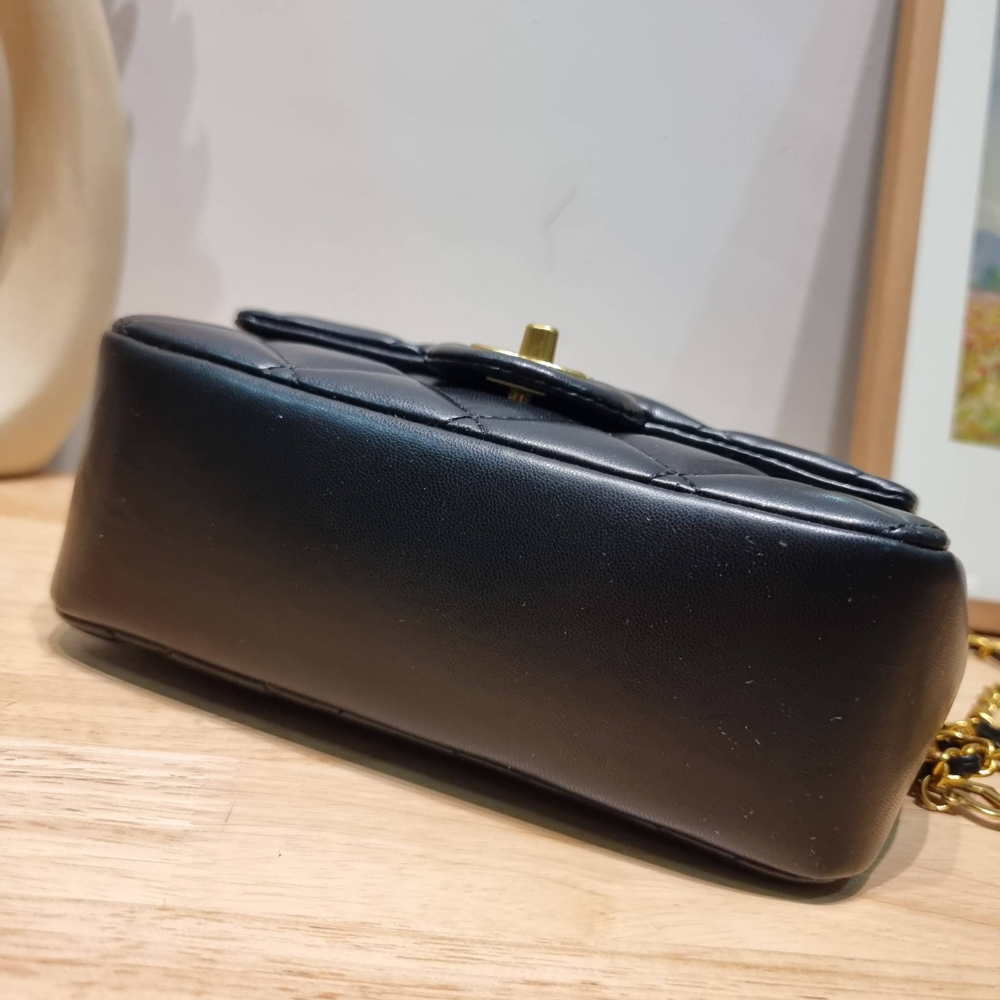 CHANEL GIFT SET สุดหรูชวนให้สะสมส่งท้ายปี กับไอเท็มลิมิเต็ดและ best seller พร้อมเสิร์ฟครบชุด สุดคุ้ม มาพร้อมกระเป๋าสะพายถึง 2 ใบ เด็ดทั้งคู่ๆ วัสดุหนังวัว และยังไม่พอ มีกระเป๋าสตางค์แถมให้ไปอีก 1ใบ สวยครบจบในเซ็ทเดียว!!