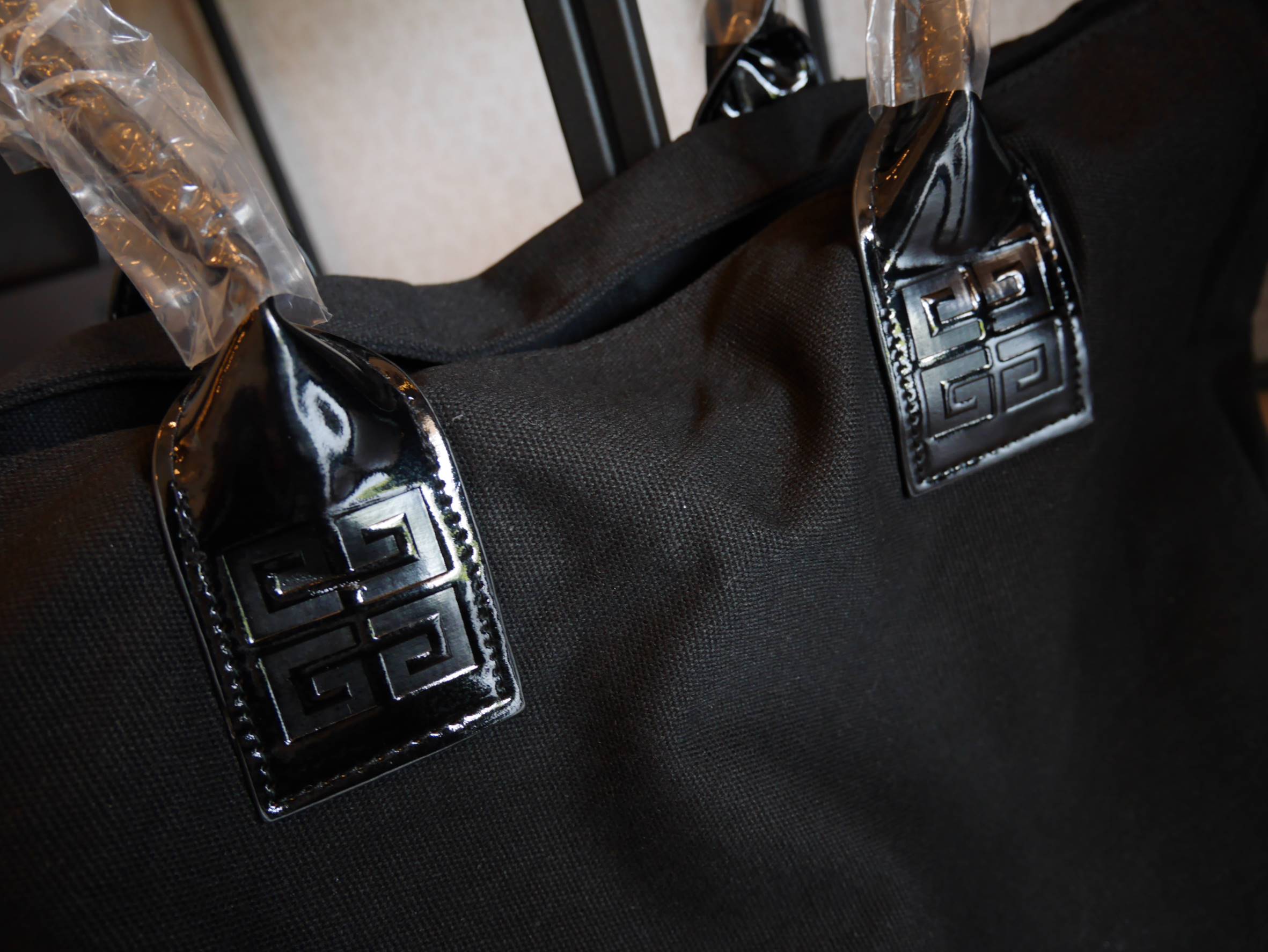 Givenchy canvas tote Perfume bag แท้ 100% จากเคสเตอร์น้ำหอม GIVENCHY ตัวกระเป๋าทำด้วยผ้า ด้านในบุผ้าลื่น สกรีนโลโก้เต็มใบ หูหนังแก้วจับสบายมือ จุของได้เยอะ ใส่ Mac book / A4 ได้สบายคะ จะะพายไปเรียนหรือแมชต์กับกางเกงขาสั้นชิลๆ ใบนี้แนะนำคะ!