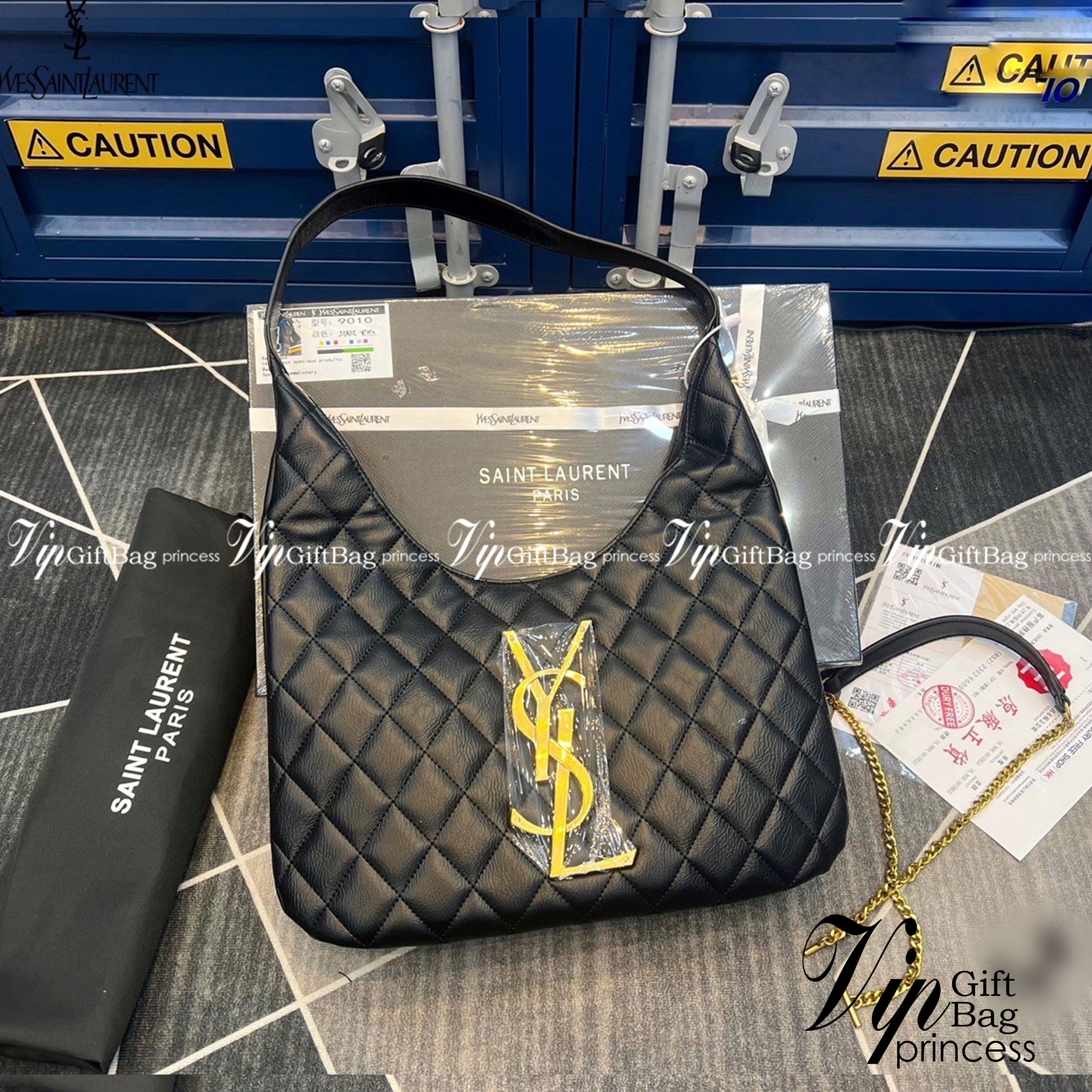 YSL maxi shopping bag in quilted lambskin / YSL tote bag กระเป๋าสะพาย YSL ทรงชอปปิ้งมาใหม่ หน้าติดโลโก้แบรนด์สีทอง ใช้งานง่าย จุของได้เยอะเลยค่ะ สาวๆนักช็อปห้ามพลาดน้า งานหนังซอร์ฟสวย ภาพสินค้าถ่ายจากงานขายจริง ใช้งานต่างประเทศได้