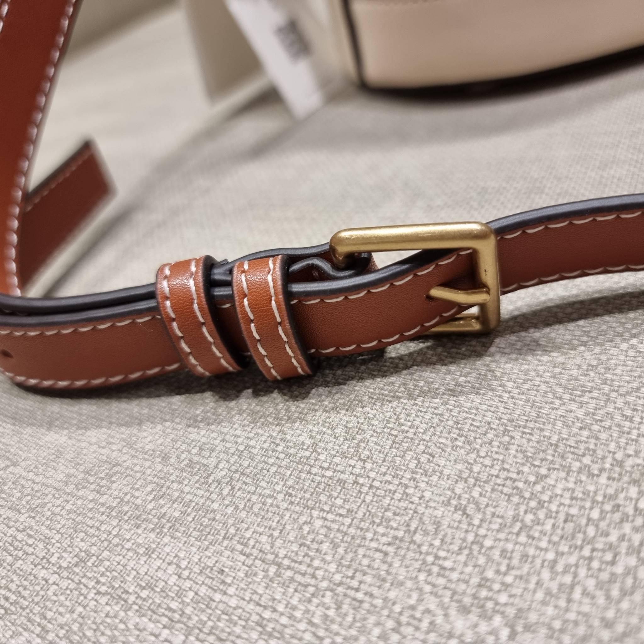 TORY BURCH T MONOGRAM EMBOSSED BUCKET BAG คอลเลคชั่นใหม่ กับกระเป๋าบัคเก็ตทรงยอดนิยม ดีไซน์ใหม่ล่าสุด สวยลูกคุณหนู หรูหรา!! ด้วยดีเทลผิวลายนูนลวดลายเอกลักษณ์ วัสดุหนังแท้ ปากกระเป๋ารูดเปิด-ปิดได้ มีหูจับในตัว สะดวกใช้ไปอีก และมีสายสะพายข้าง ปรับได้อีกด้วย